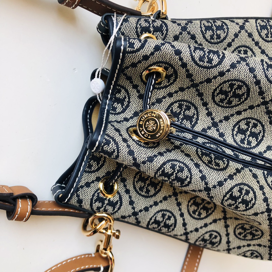 Tory Burch ToryBurch新款老花水桶包 TMonogram图案 融合提花织物 该系列魅力隽永