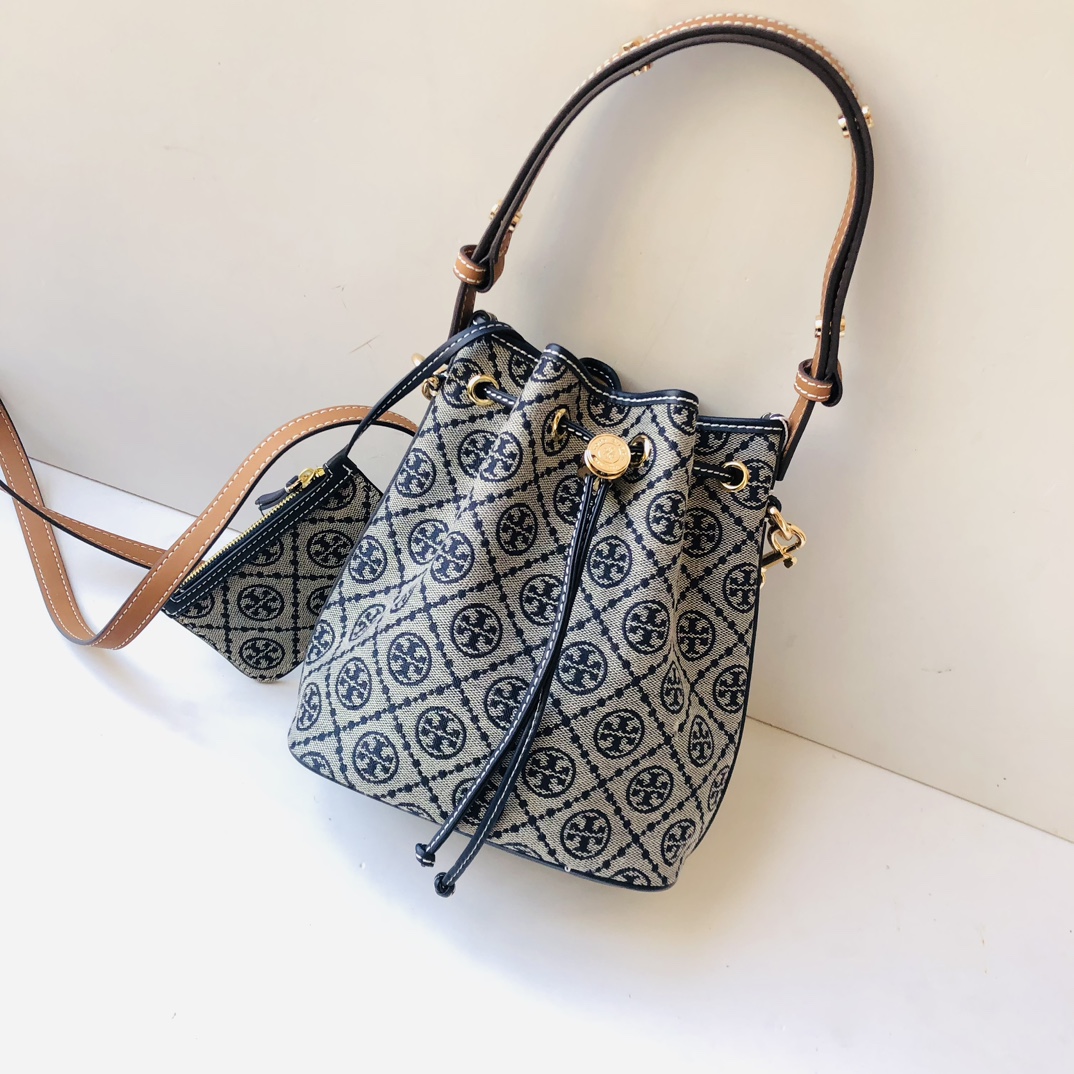 Tory Burch ToryBurch新款老花水桶包 TMonogram图案 融合提花织物 该系列魅力隽永