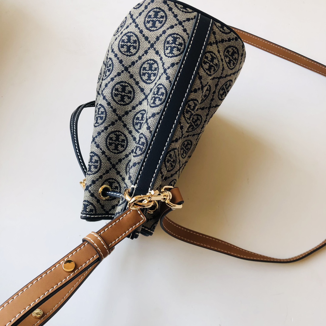 Tory Burch ToryBurch新款老花水桶包 TMonogram图案 融合提花织物 该系列魅力隽永