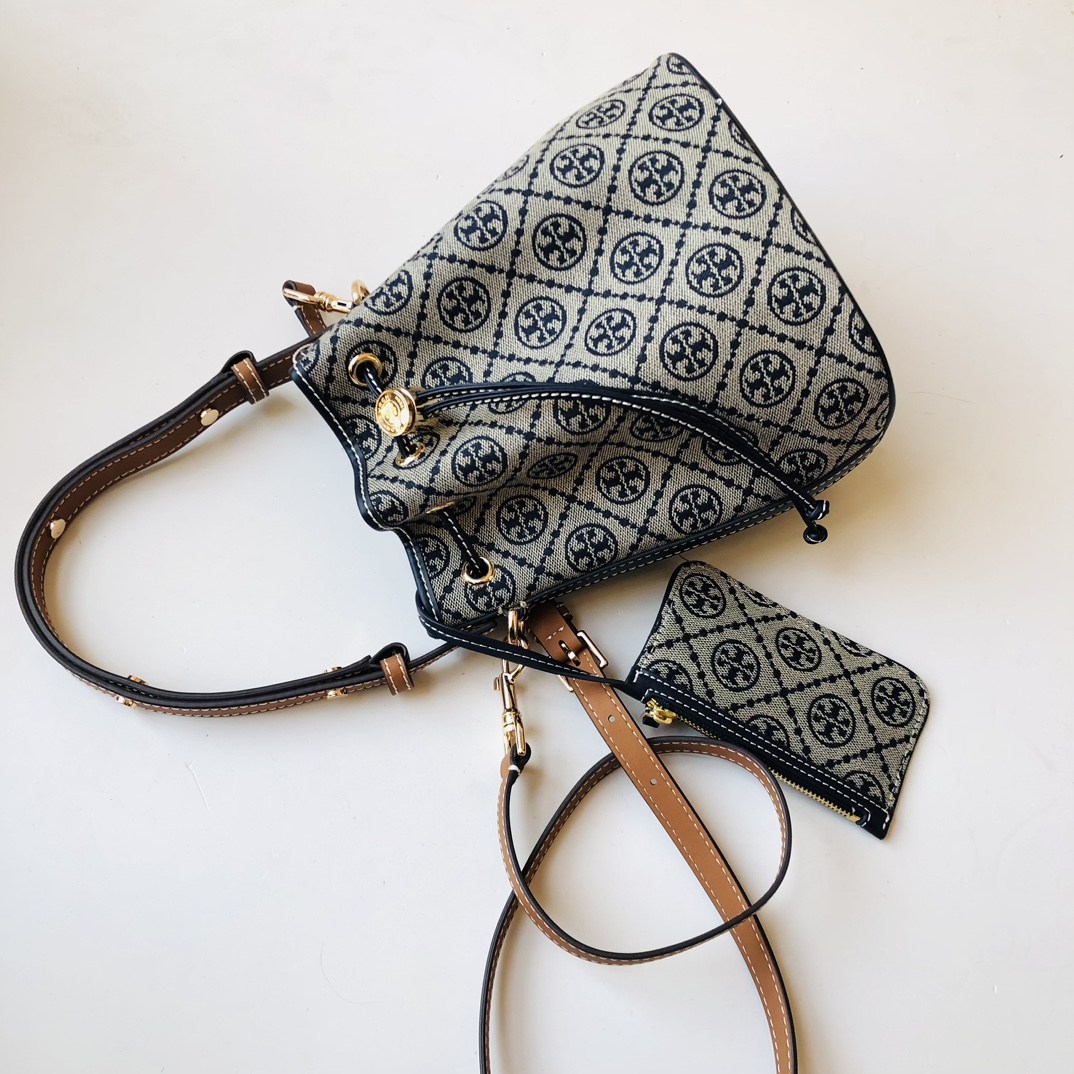 Tory Burch ToryBurch新款老花水桶包 TMonogram图案 融合提花织物 该系列魅力隽永