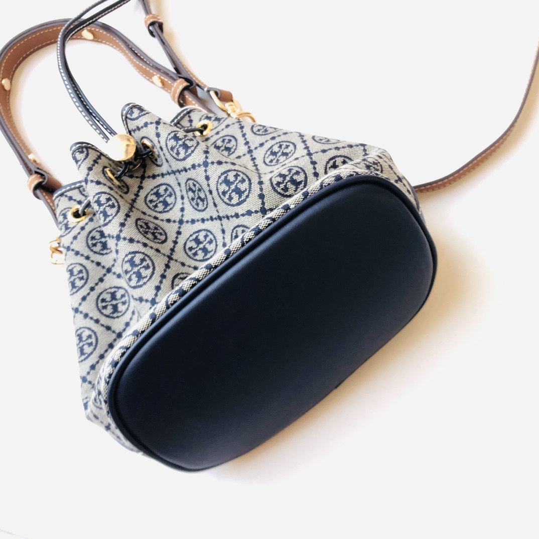 Tory Burch ToryBurch新款老花水桶包 TMonogram图案 融合提花织物 该系列魅力隽永