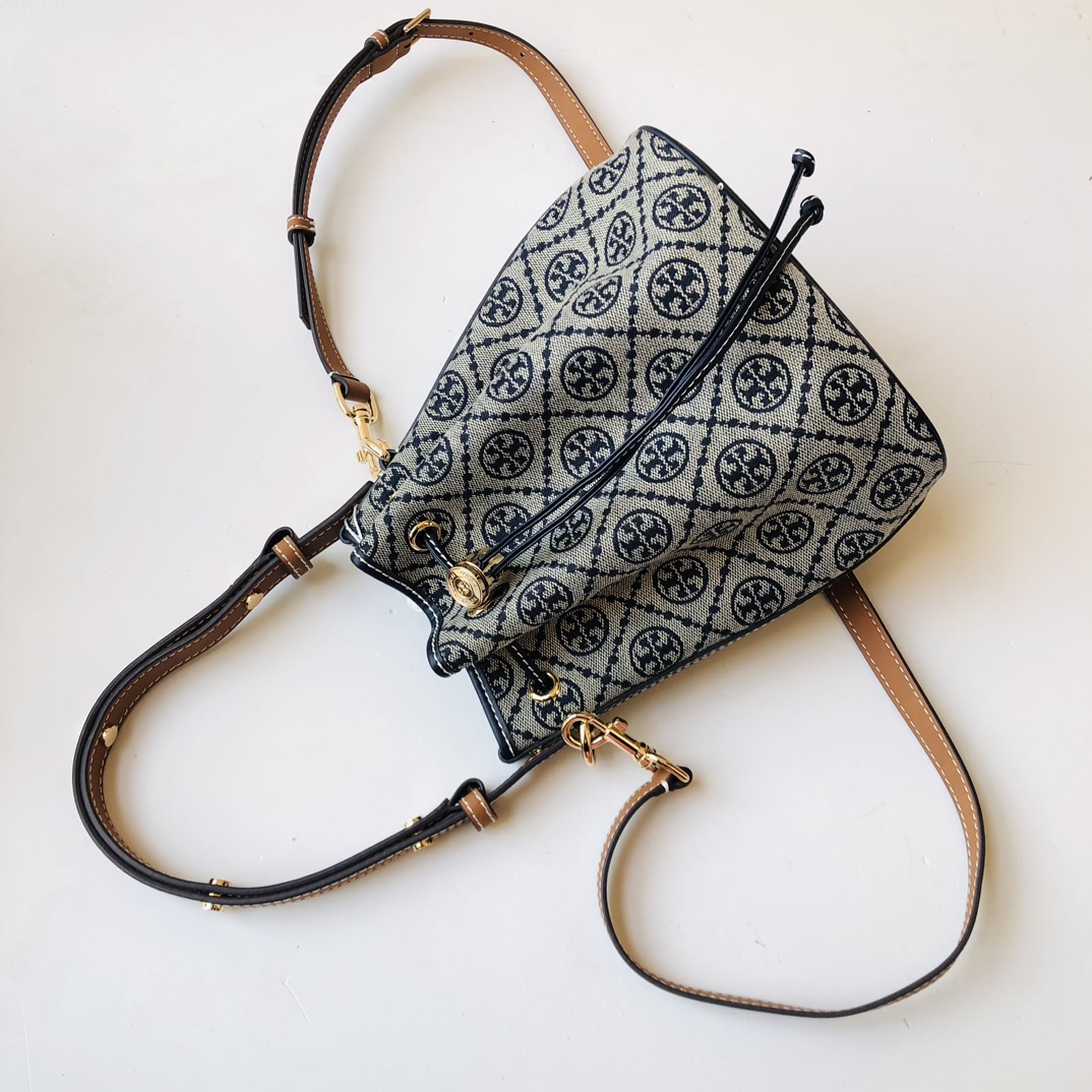 Tory Burch ToryBurch新款老花水桶包 TMonogram图案 融合提花织物 该系列魅力隽永