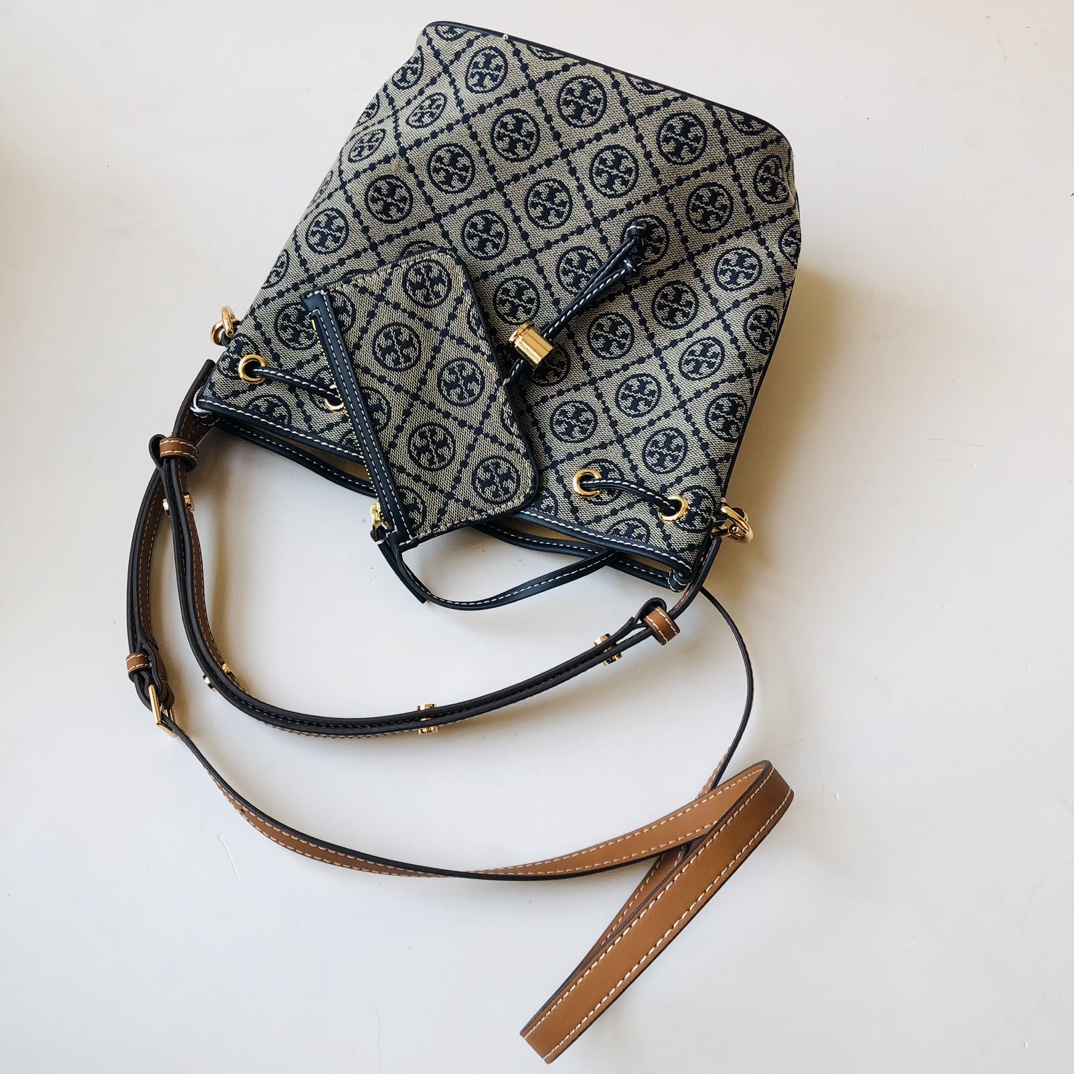 Tory Burch ToryBurch新款老花水桶包 TMonogram图案 融合提花织物 该系列魅力隽永