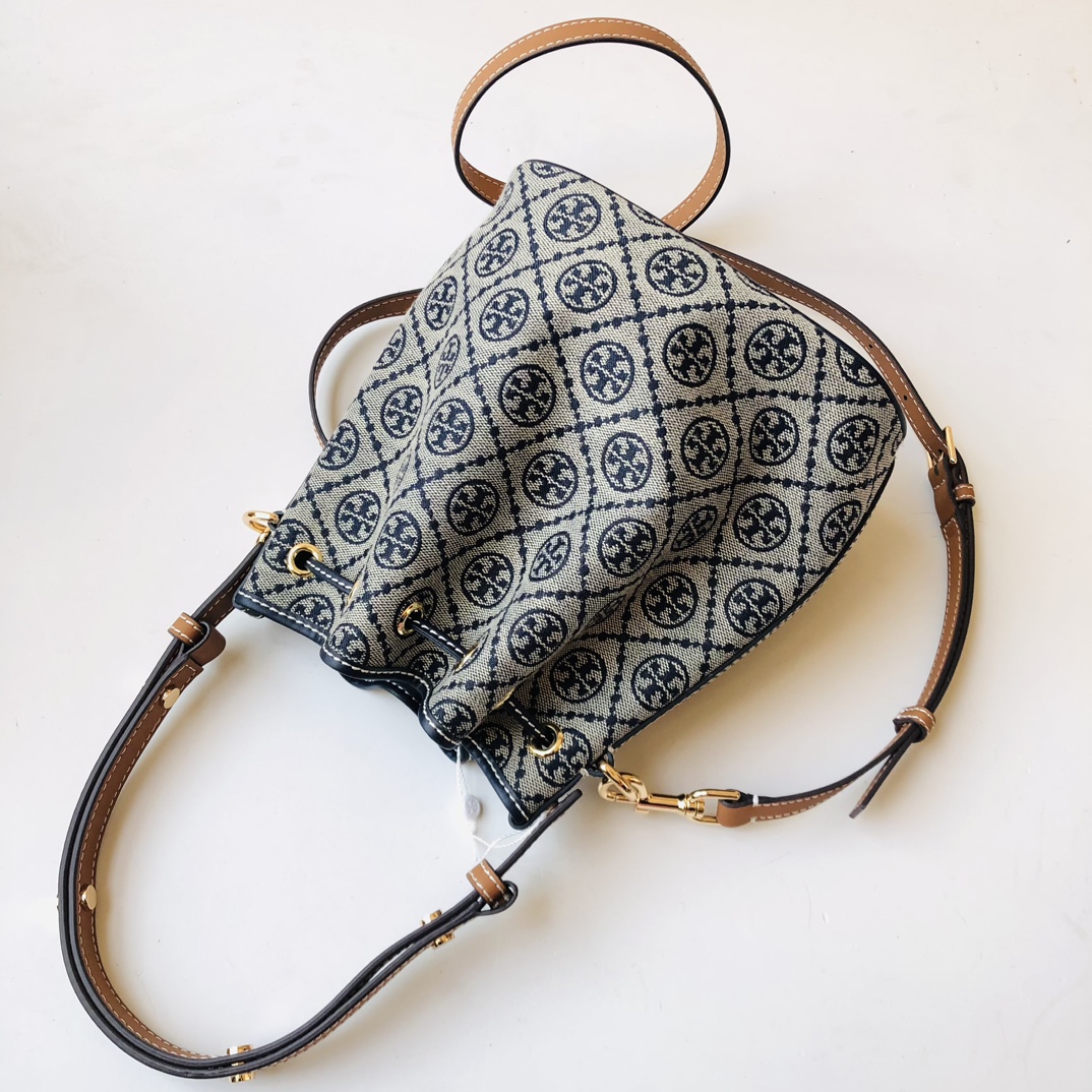 Tory Burch ToryBurch新款老花水桶包 TMonogram图案 融合提花织物 该系列魅力隽永