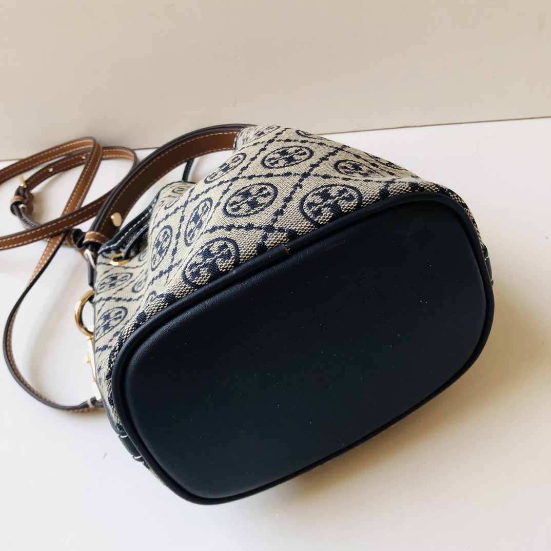 Tory Burch ToryBurch新款老花水桶包 TMonogram图案 融合提花织物 该系列魅力隽永