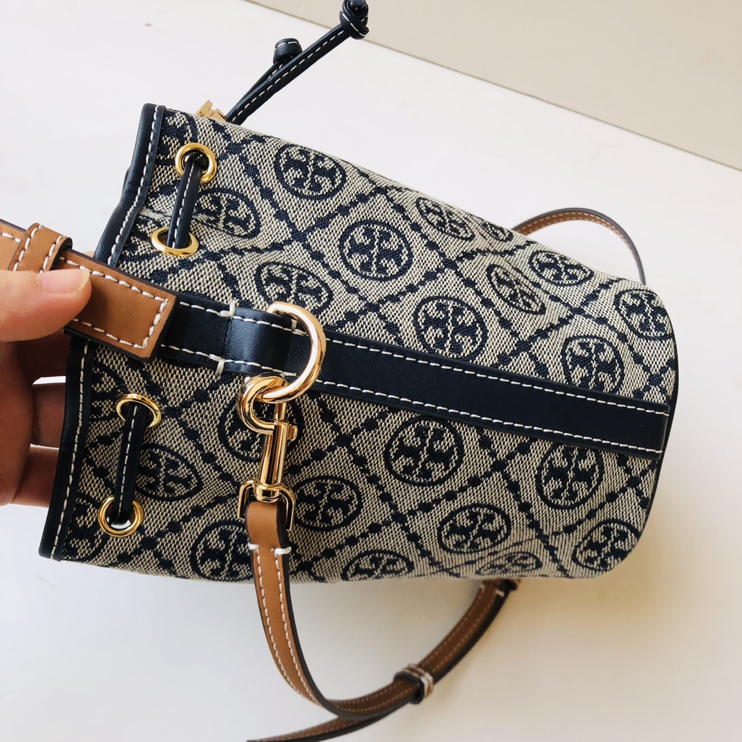 Tory Burch ToryBurch新款老花水桶包 TMonogram图案 融合提花织物 该系列魅力隽永