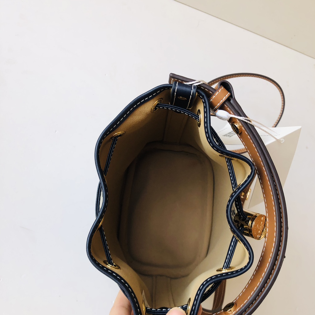 Tory Burch ToryBurch新款老花水桶包 TMonogram图案 融合提花织物 该系列魅力隽永