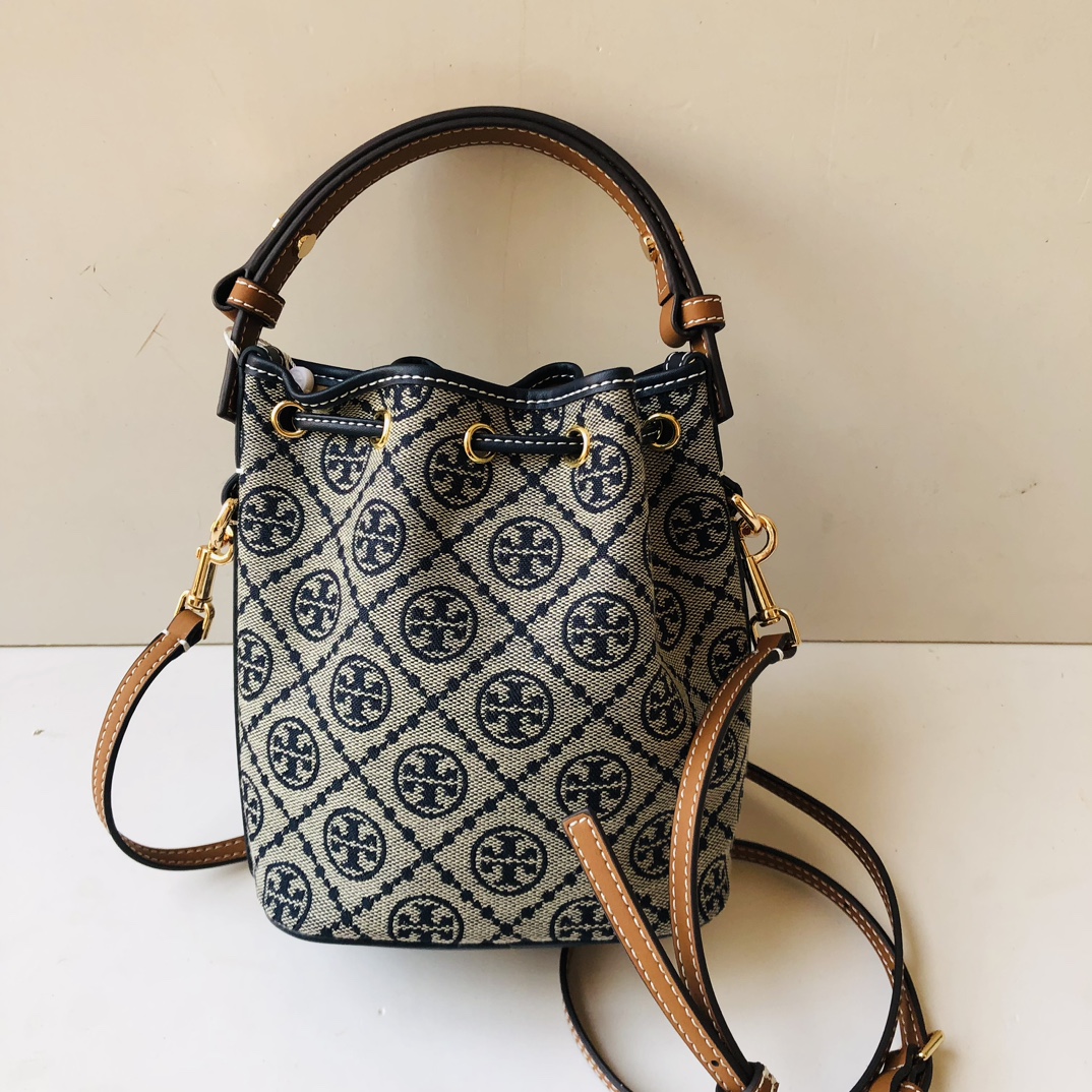 Tory Burch ToryBurch新款老花水桶包 TMonogram图案 融合提花织物 该系列魅力隽永