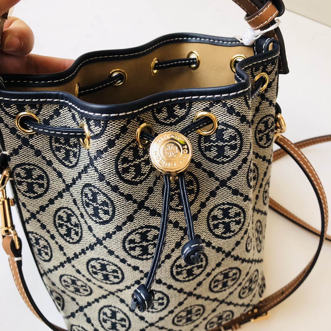 Tory Burch ToryBurch新款老花水桶包 TMonogram图案 融合提花织物 该系列魅力隽永