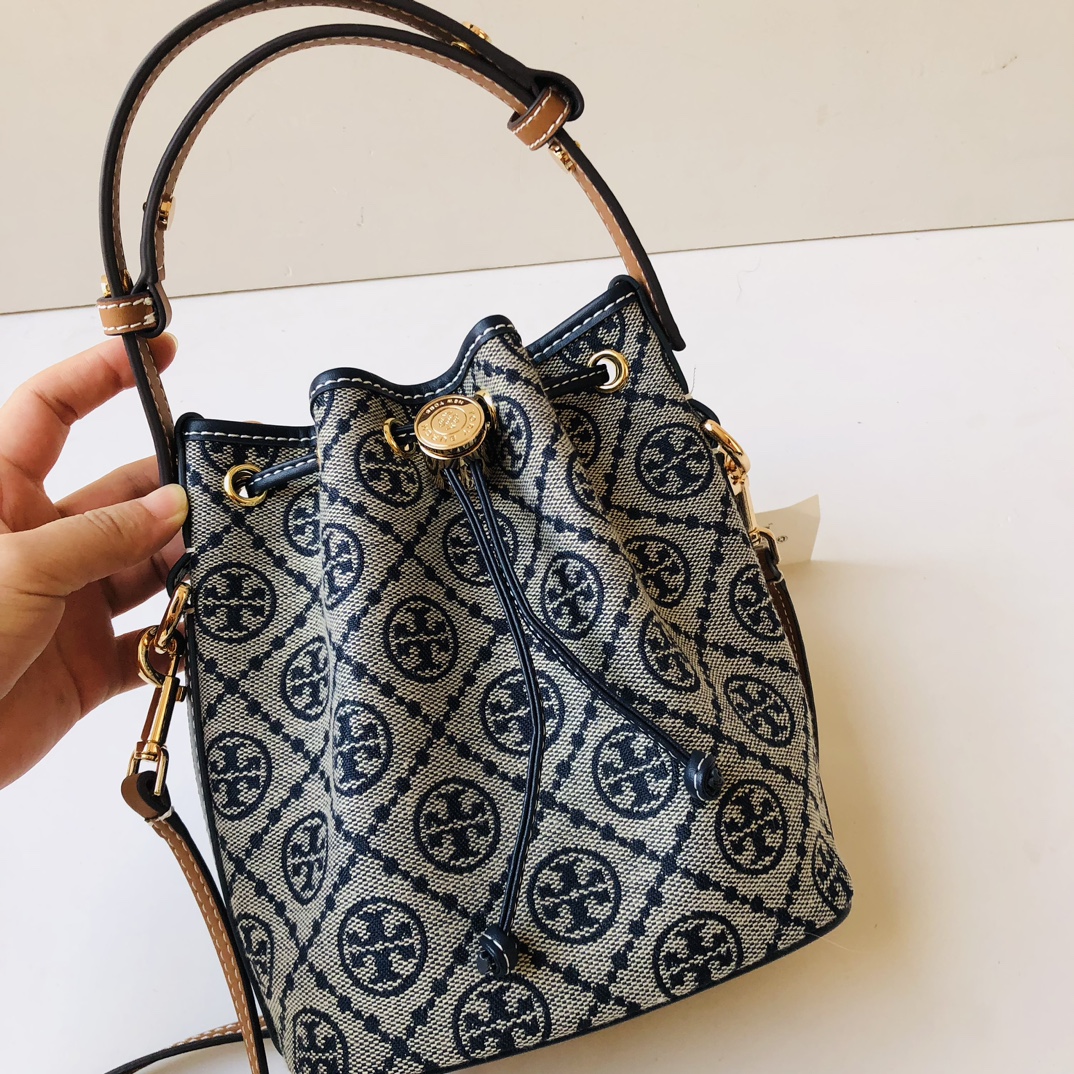 Tory Burch ToryBurch新款老花水桶包 TMonogram图案 融合提花织物 该系列魅力隽永