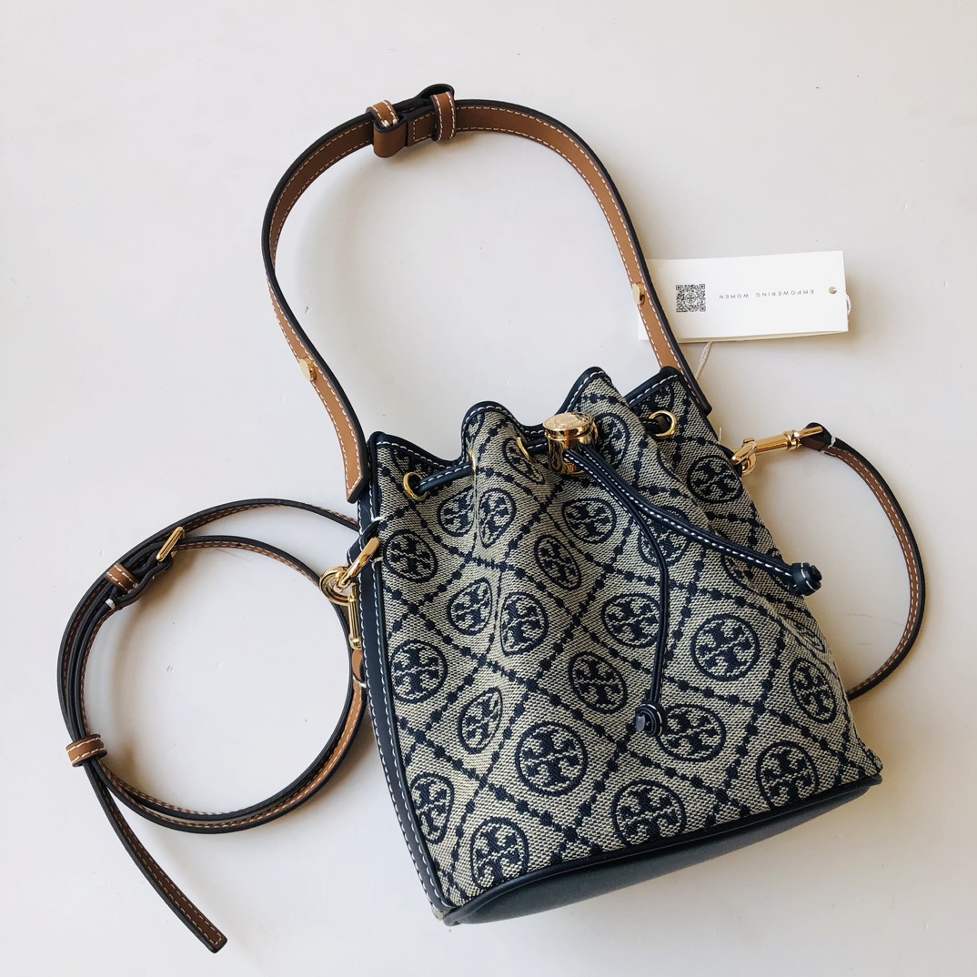 Tory Burch ToryBurch新款老花水桶包 TMonogram图案 融合提花织物 该系列魅力隽永