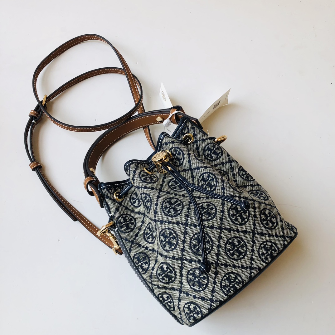 Tory Burch ToryBurch新款老花水桶包 TMonogram图案 融合提花织物 该系列魅力隽永