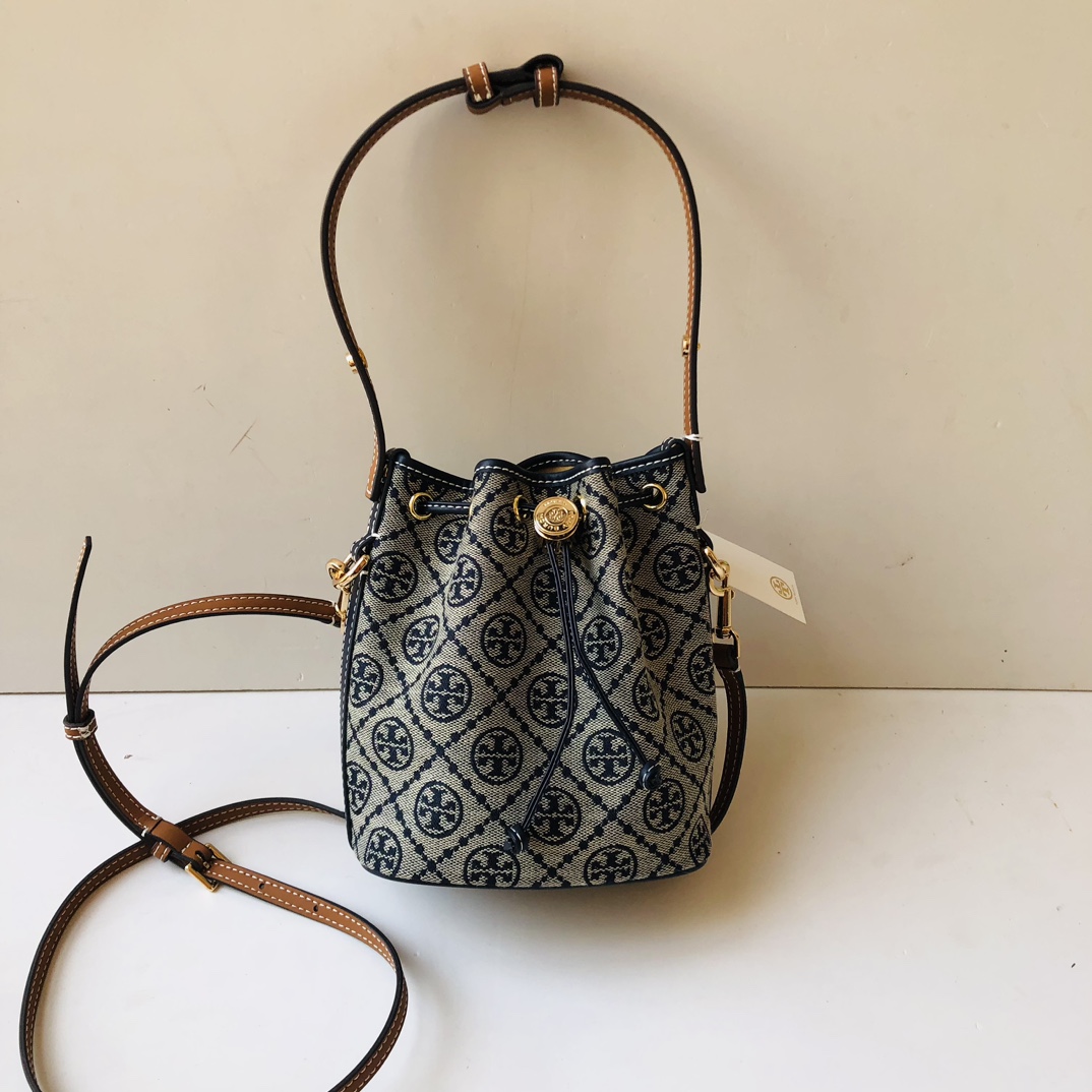 Tory Burch ToryBurch新款老花水桶包 TMonogram图案 融合提花织物 该系列魅力隽永