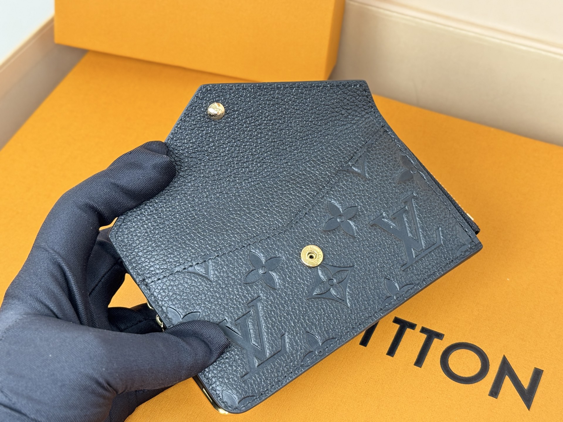 Louis Vuitton M69421黑色 Recto Verso 卡夹取材 Monogram Empreinte 皮革