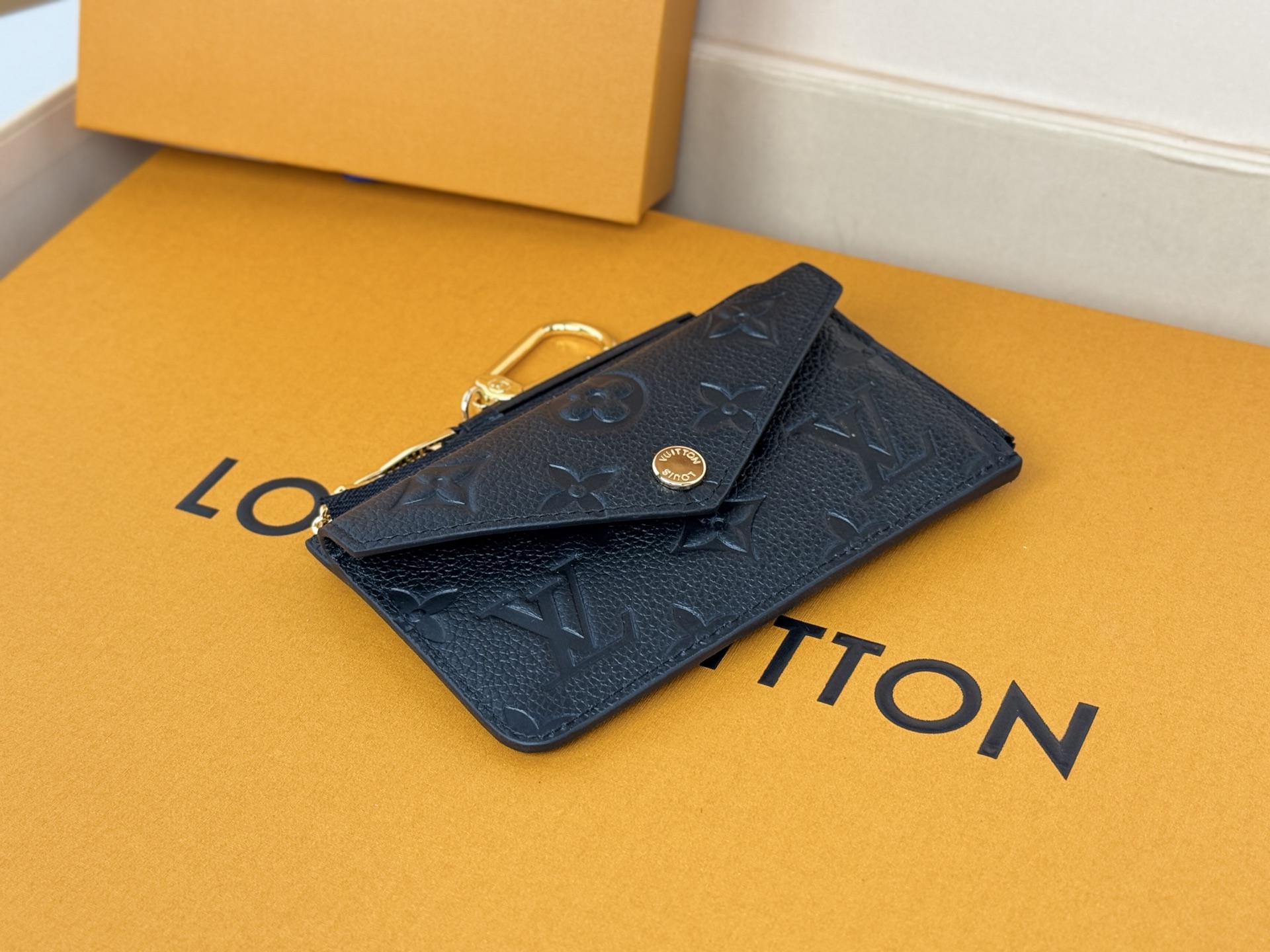 Louis Vuitton M69421黑色 Recto Verso 卡夹取材 Monogram Empreinte 皮革