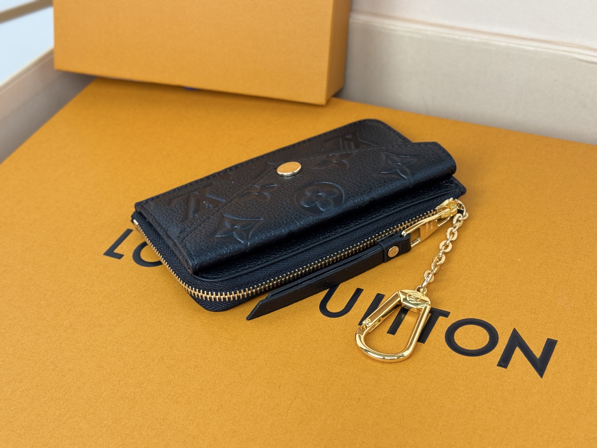 Louis Vuitton M69421黑色 Recto Verso 卡夹取材 Monogram Empreinte 皮革