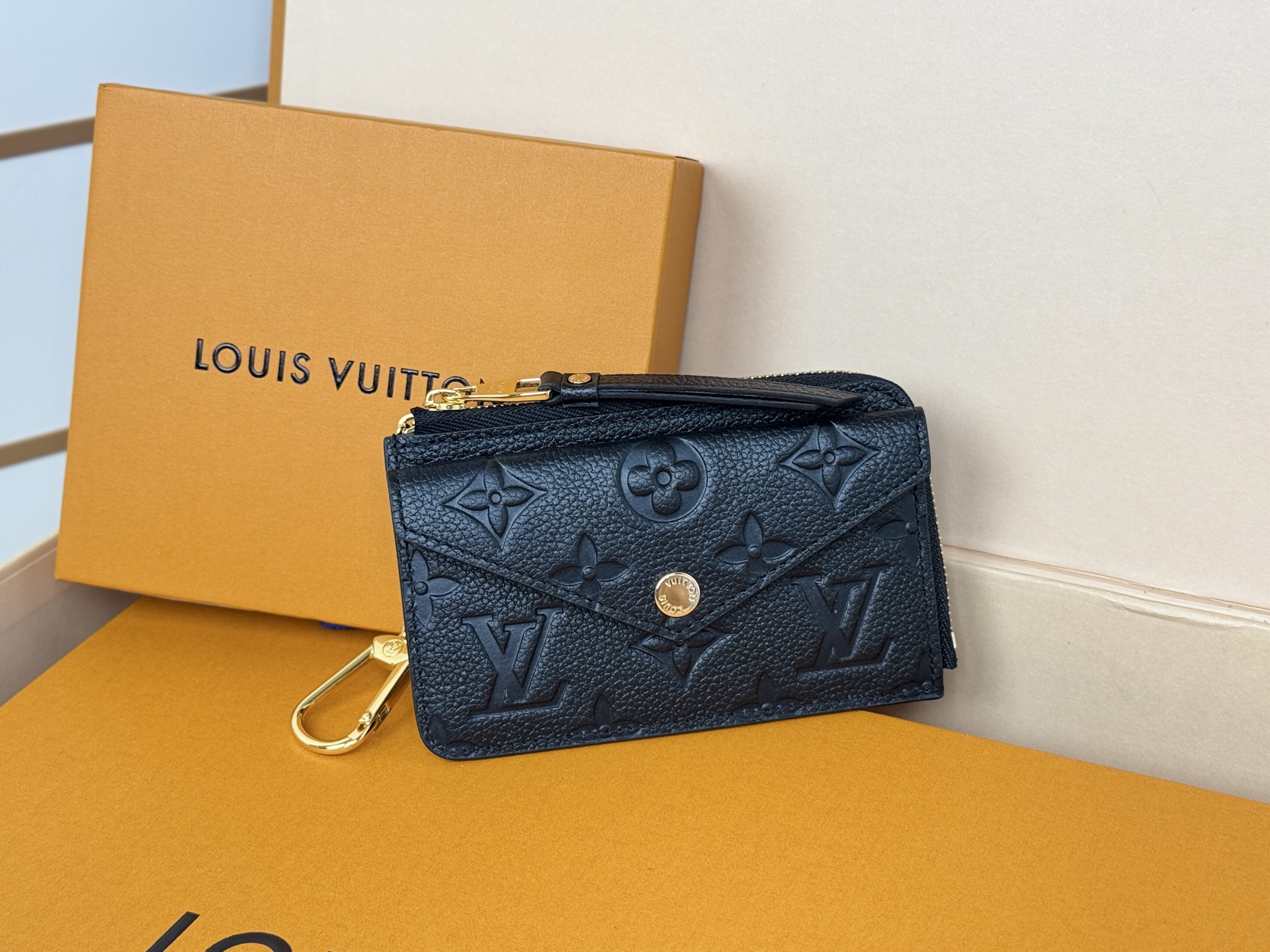 Louis Vuitton M69421黑色 Recto Verso 卡夹取材 Monogram Empreinte 皮革