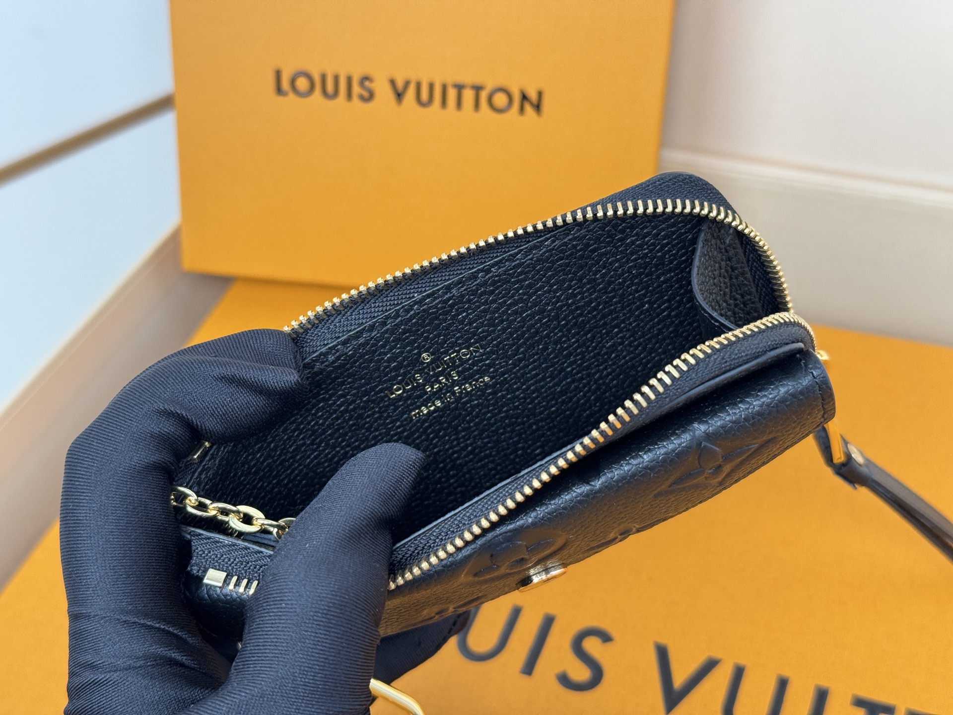 Louis Vuitton M69421黑色 Recto Verso 卡夹取材 Monogram Empreinte 皮革
