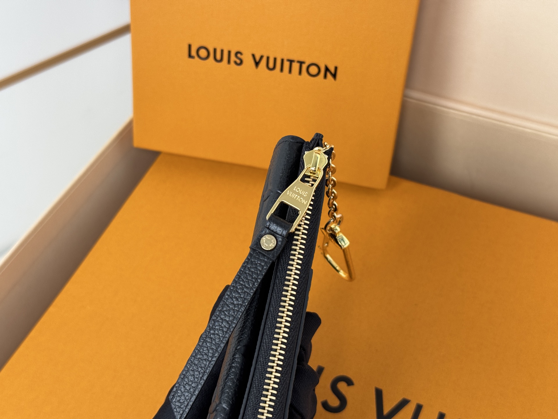 Louis Vuitton M69421黑色 Recto Verso 卡夹取材 Monogram Empreinte 皮革