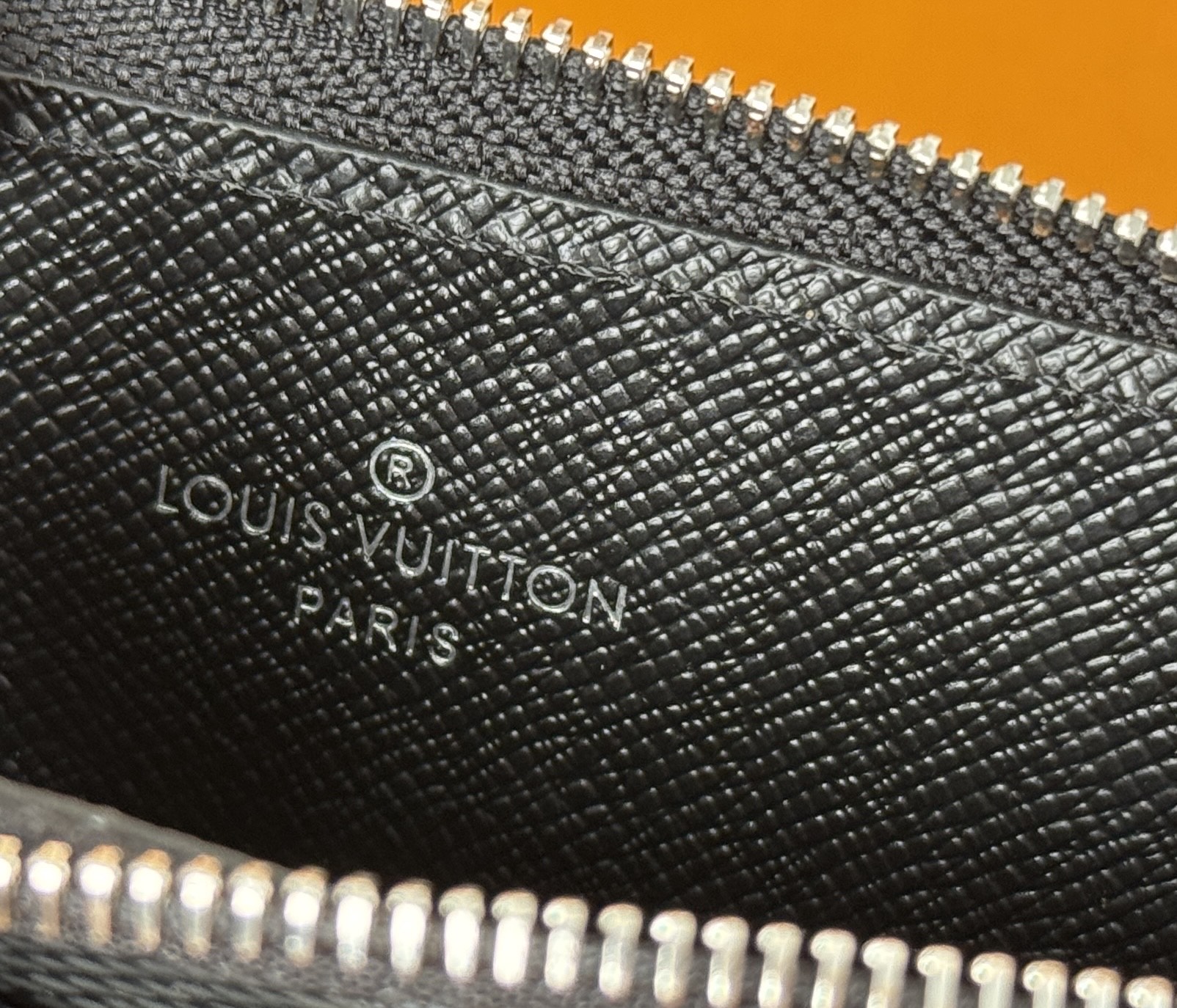 Louis Vuitton M69431颜色如图- Recto Verso 卡夹为 Monogram 帆布勾勒利落皮革饰边