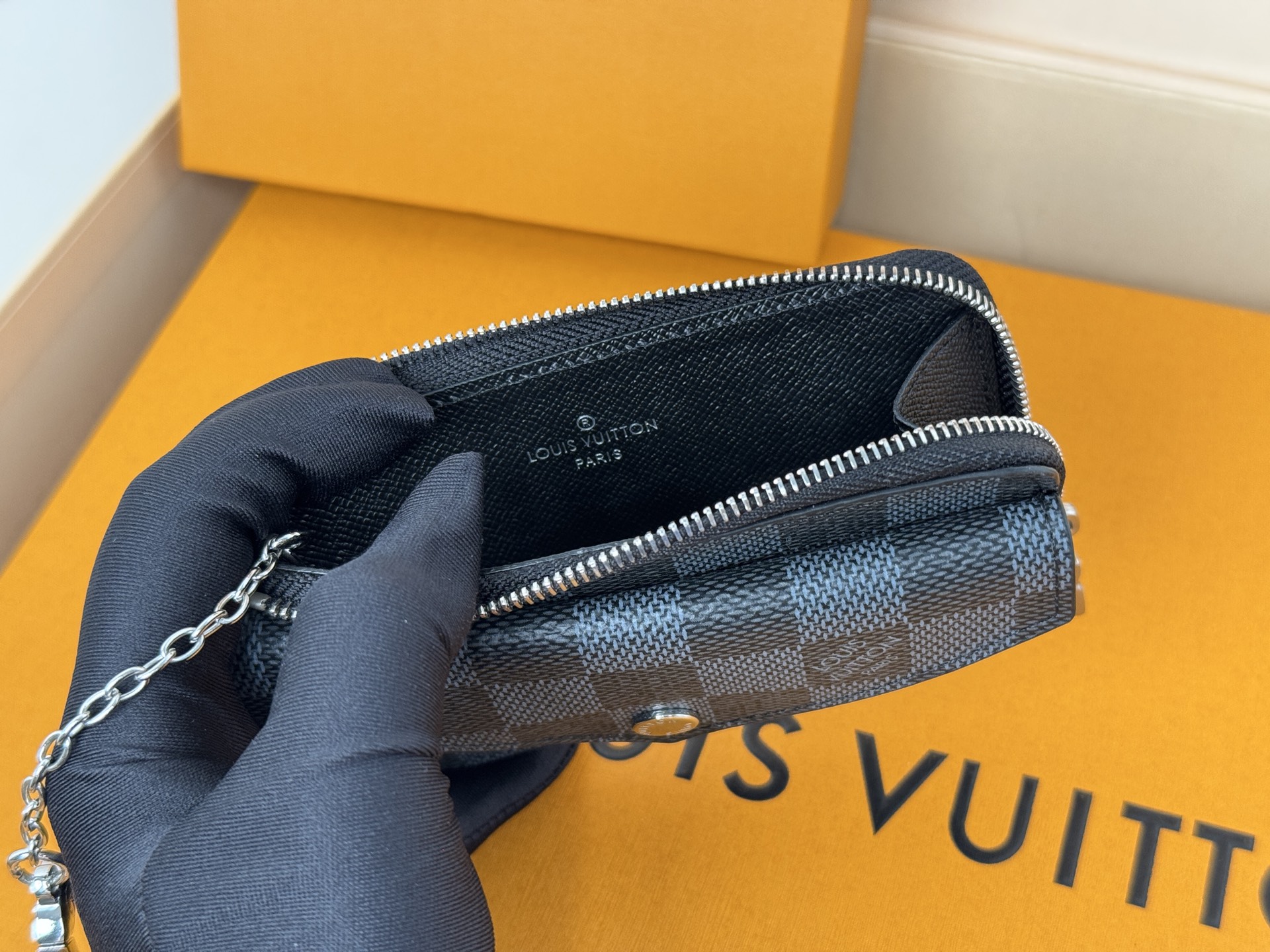 Louis Vuitton M69431颜色如图- Recto Verso 卡夹为 Monogram 帆布勾勒利落皮革饰边
