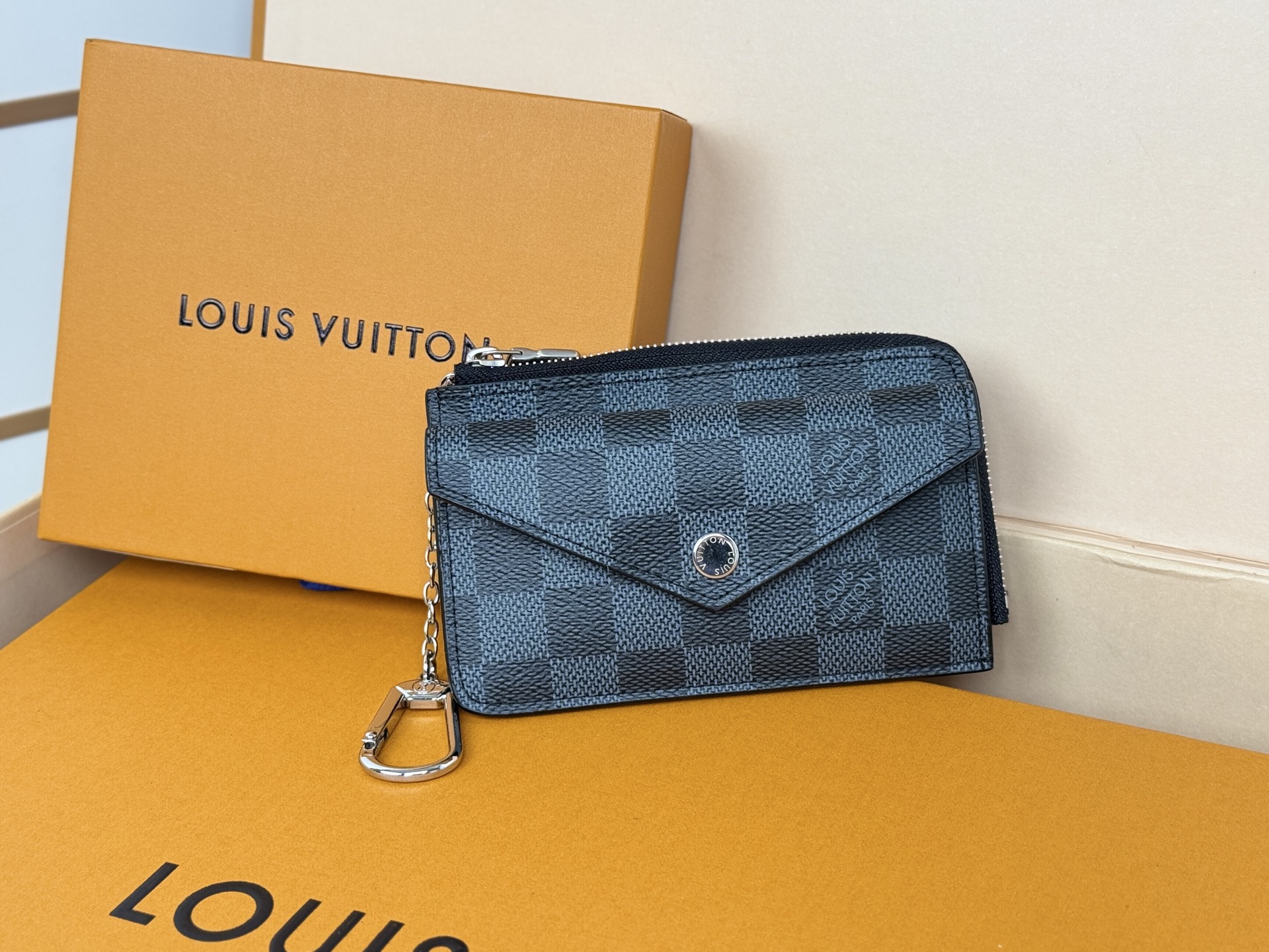 Louis Vuitton M69431颜色如图- Recto Verso 卡夹为 Monogram 帆布勾勒利落皮革饰边