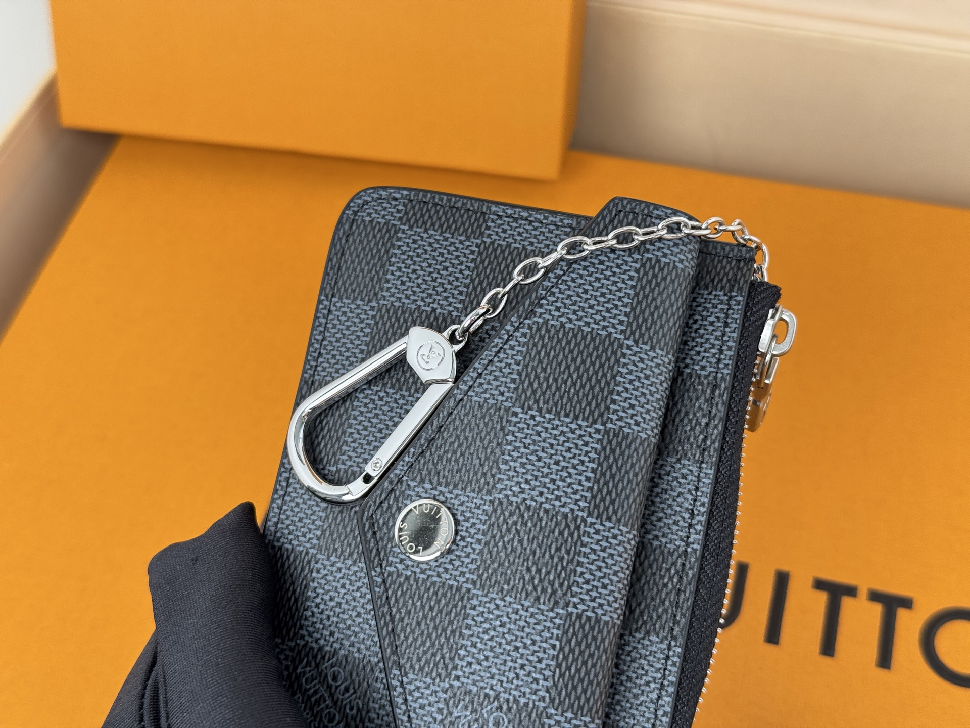 Louis Vuitton M69431颜色如图- Recto Verso 卡夹为 Monogram 帆布勾勒利落皮革饰边