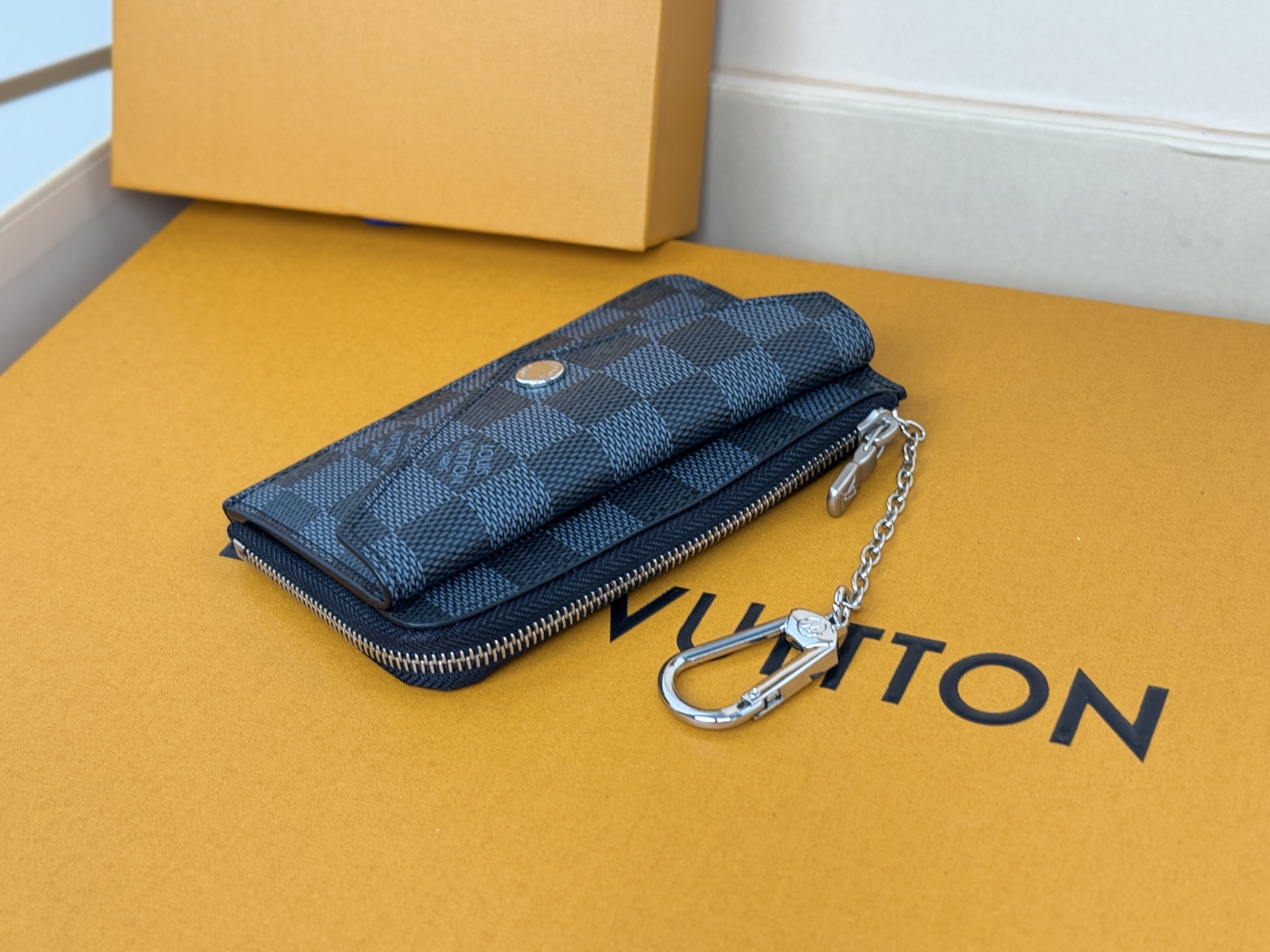 Louis Vuitton M69431颜色如图- Recto Verso 卡夹为 Monogram 帆布勾勒利落皮革饰边