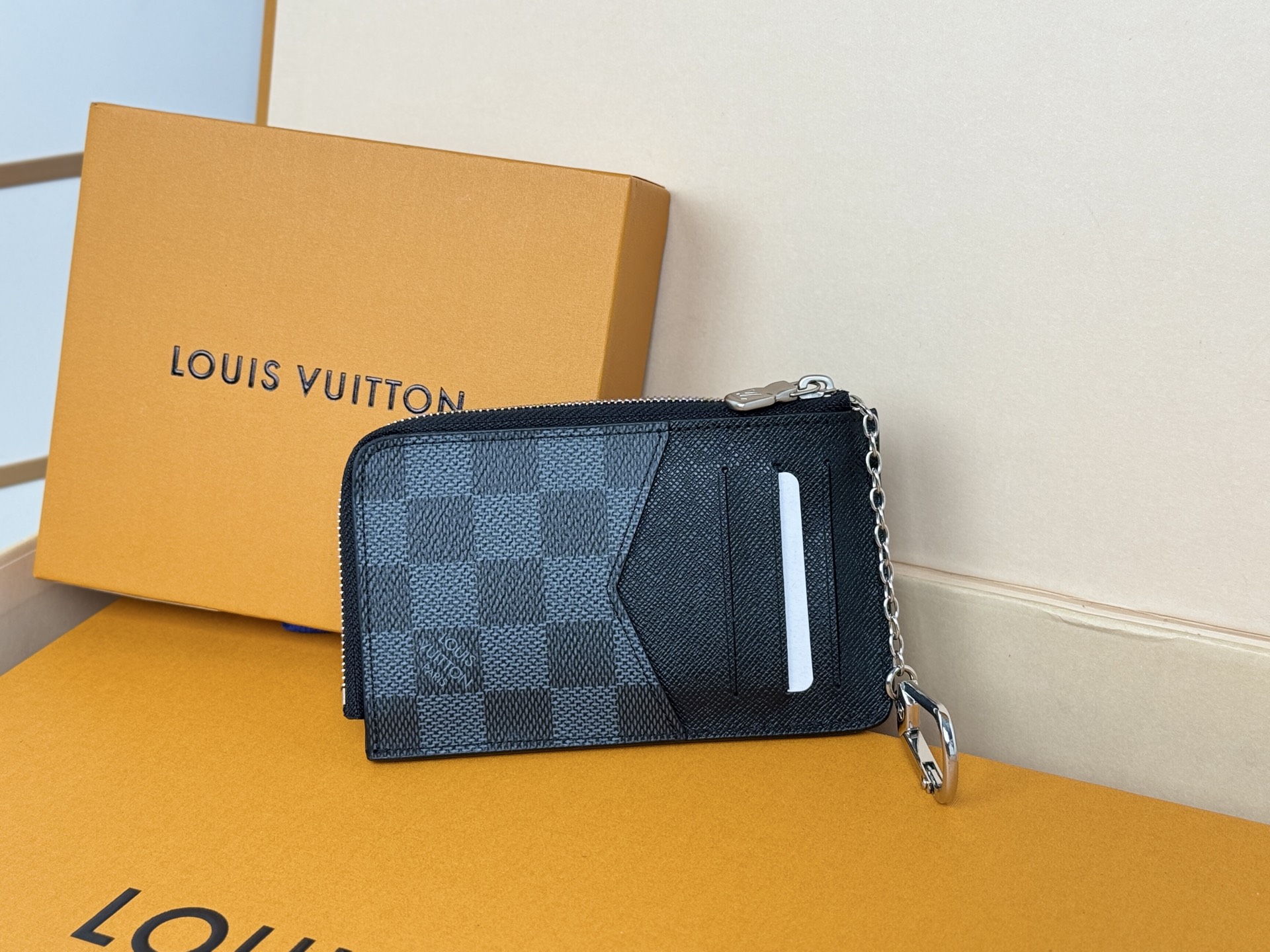 Louis Vuitton M69431颜色如图- Recto Verso 卡夹为 Monogram 帆布勾勒利落皮革饰边