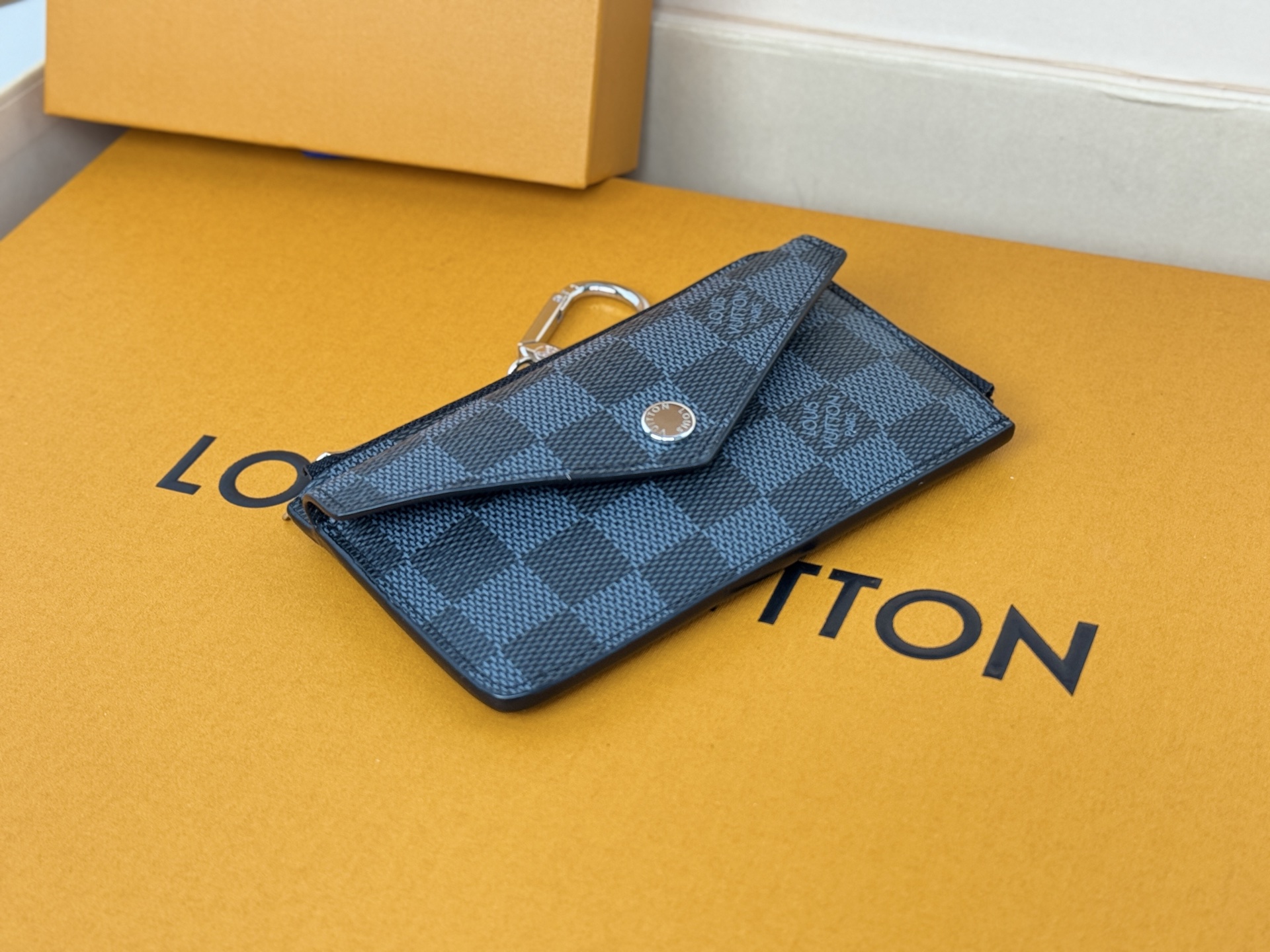 Louis Vuitton M69431颜色如图- Recto Verso 卡夹为 Monogram 帆布勾勒利落皮革饰边