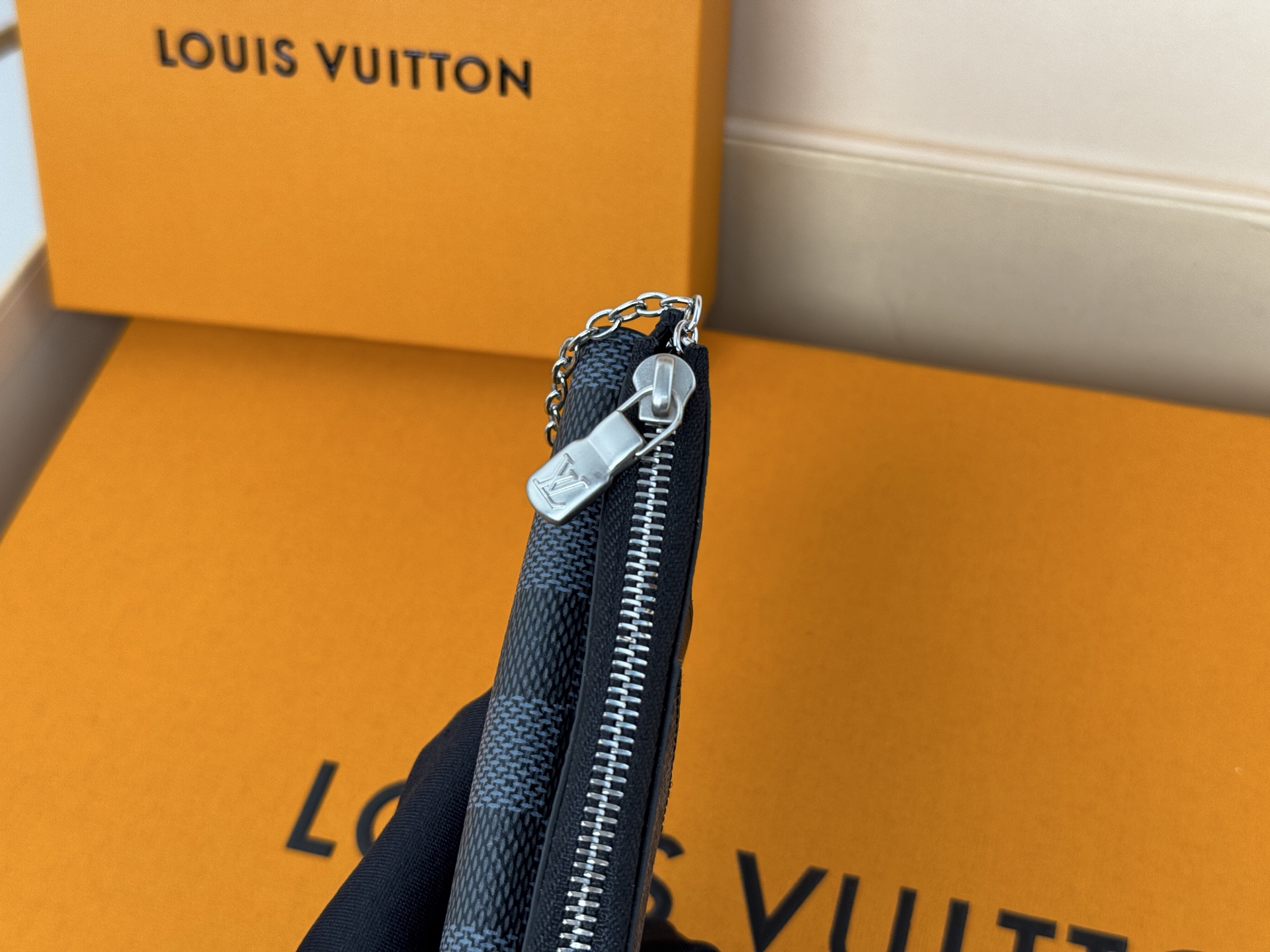 Louis Vuitton M69431颜色如图- Recto Verso 卡夹为 Monogram 帆布勾勒利落皮革饰边