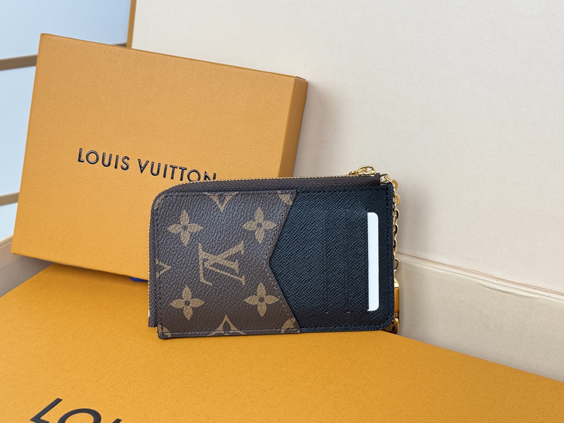 Louis Vuitton M69431颜色如图- Recto Verso 卡夹为 Monogram 帆布勾勒利落皮革饰边