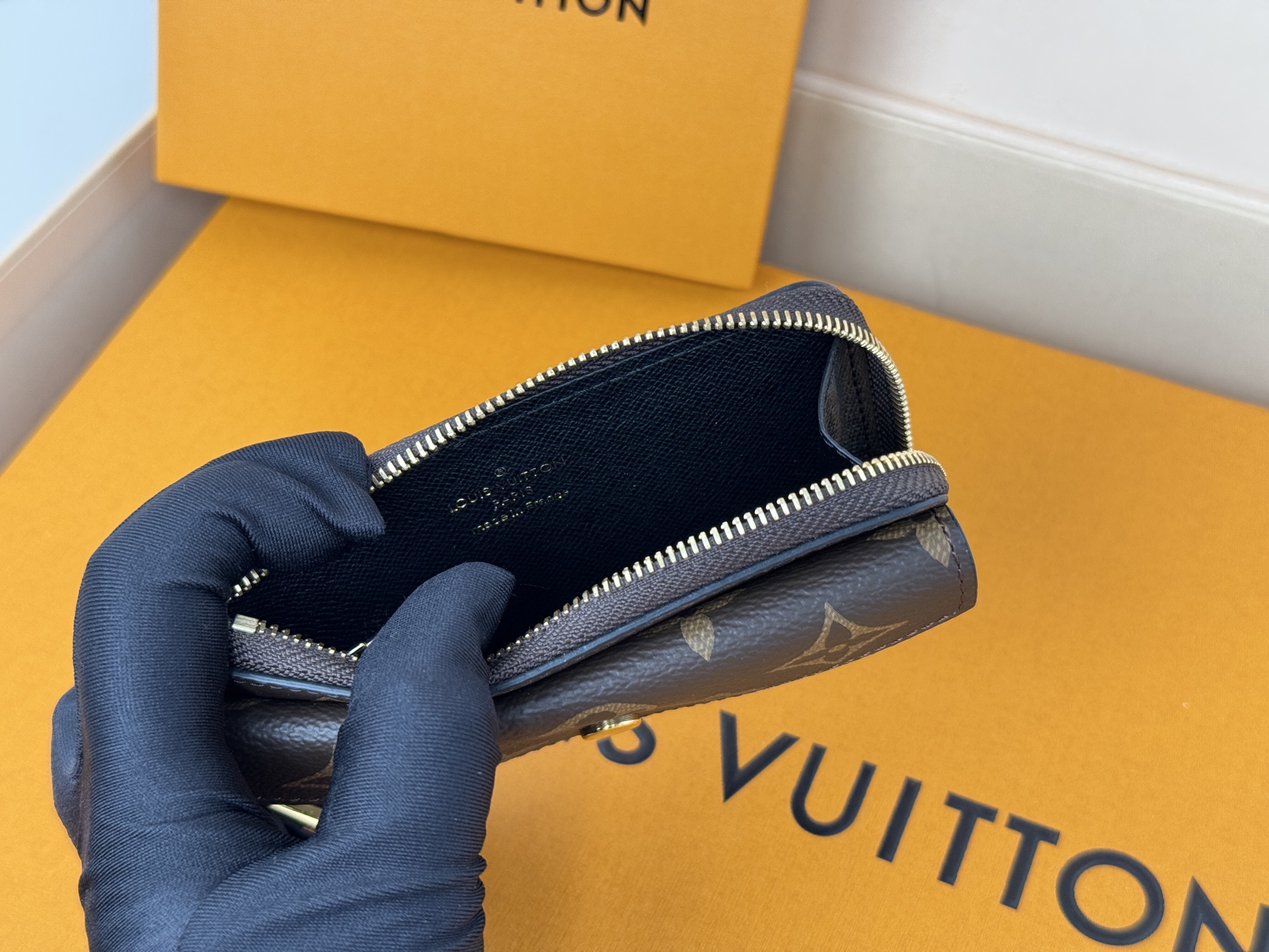 Louis Vuitton M69431颜色如图- Recto Verso 卡夹为 Monogram 帆布勾勒利落皮革饰边