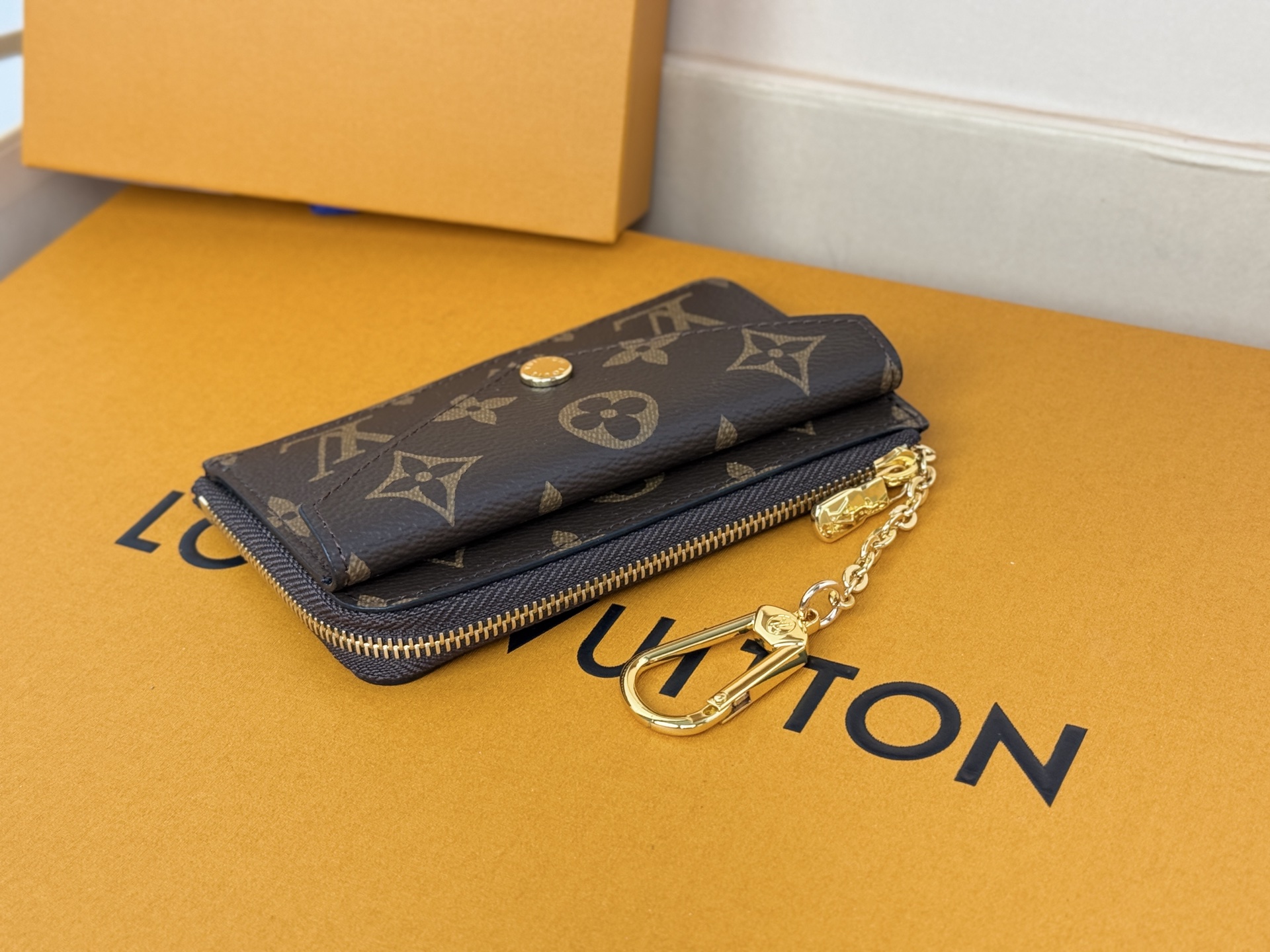 Louis Vuitton M69431颜色如图- Recto Verso 卡夹为 Monogram 帆布勾勒利落皮革饰边