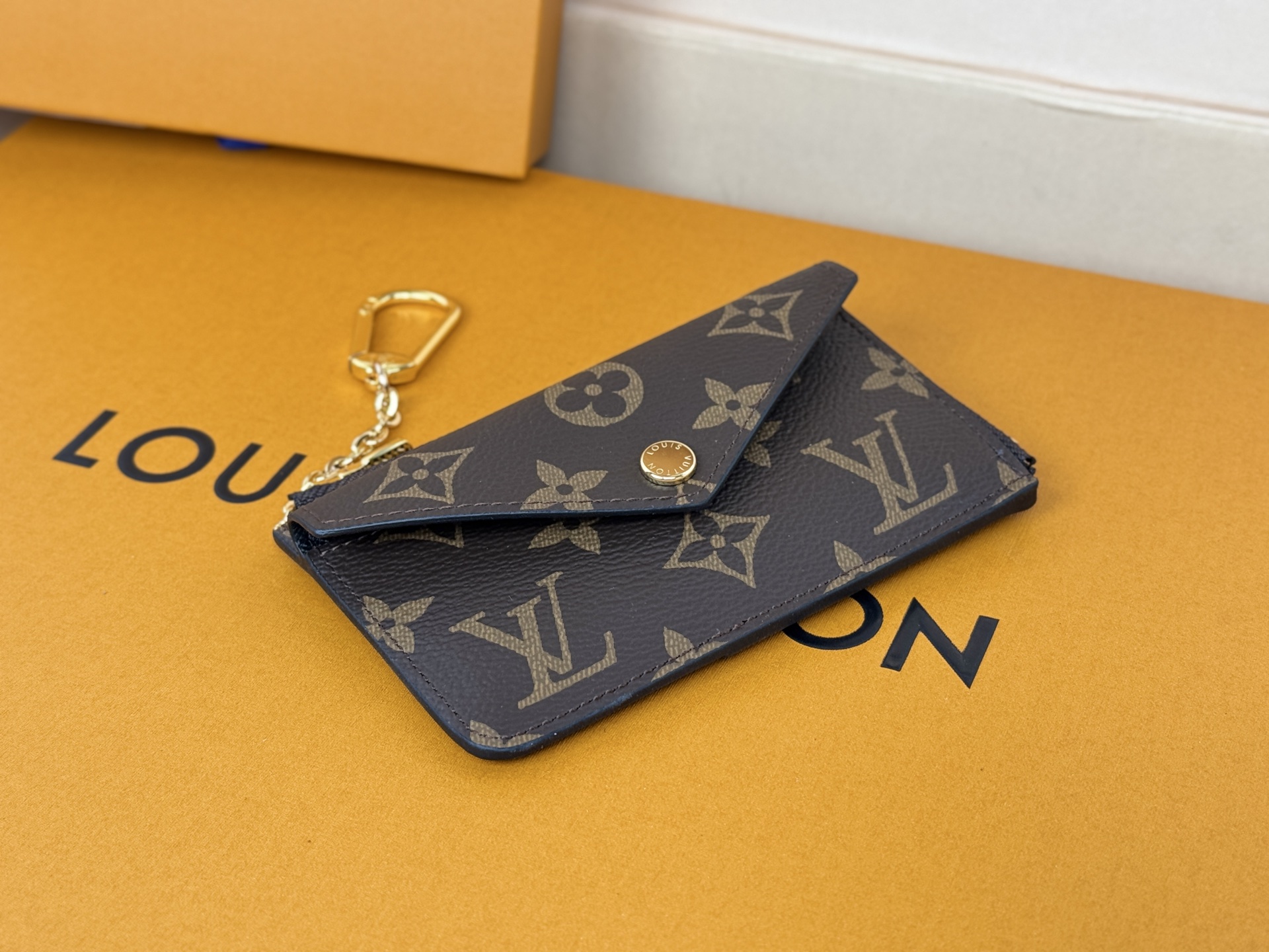 Louis Vuitton M69431颜色如图- Recto Verso 卡夹为 Monogram 帆布勾勒利落皮革饰边