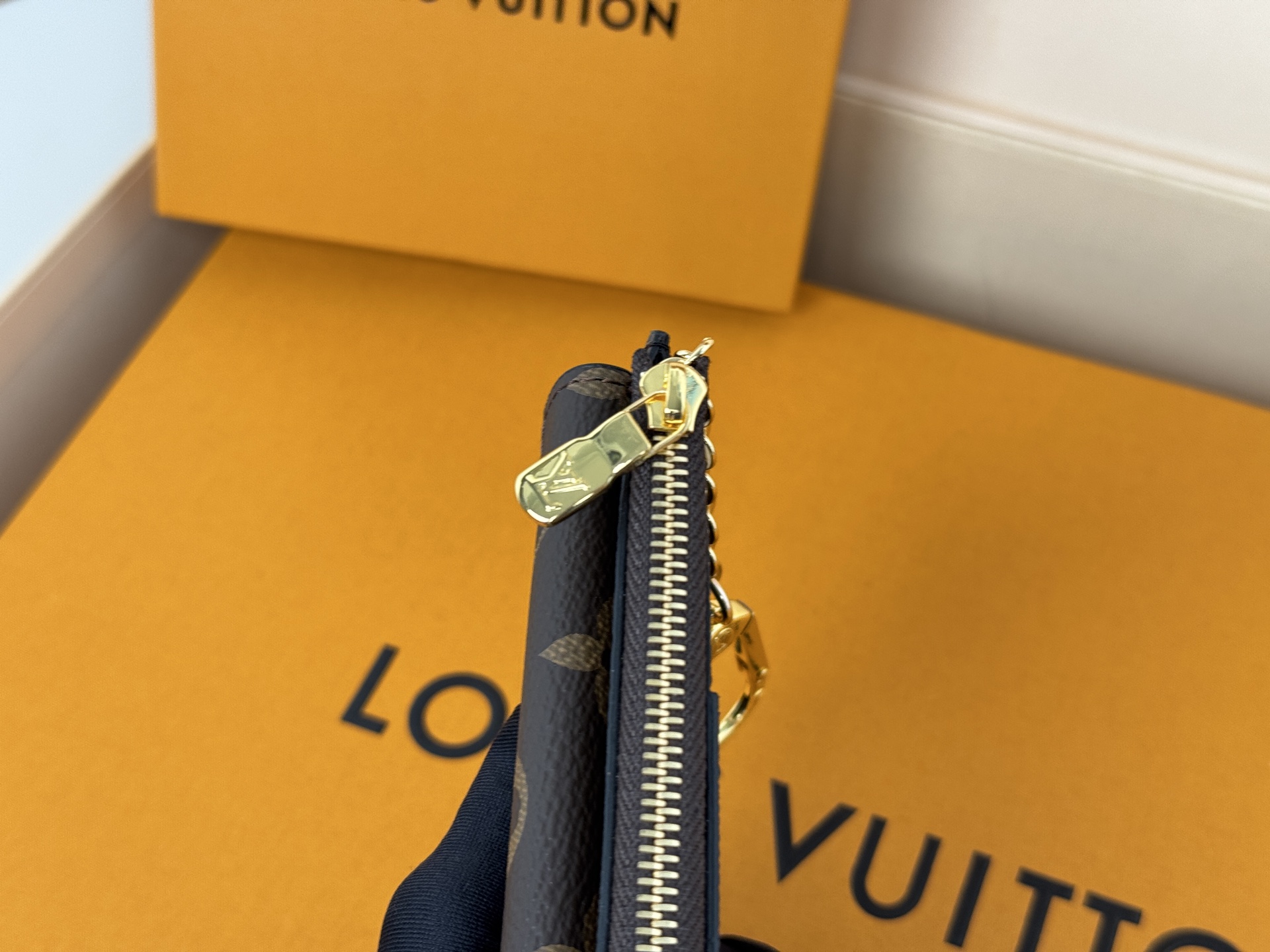 Louis Vuitton M69431颜色如图- Recto Verso 卡夹为 Monogram 帆布勾勒利落皮革饰边