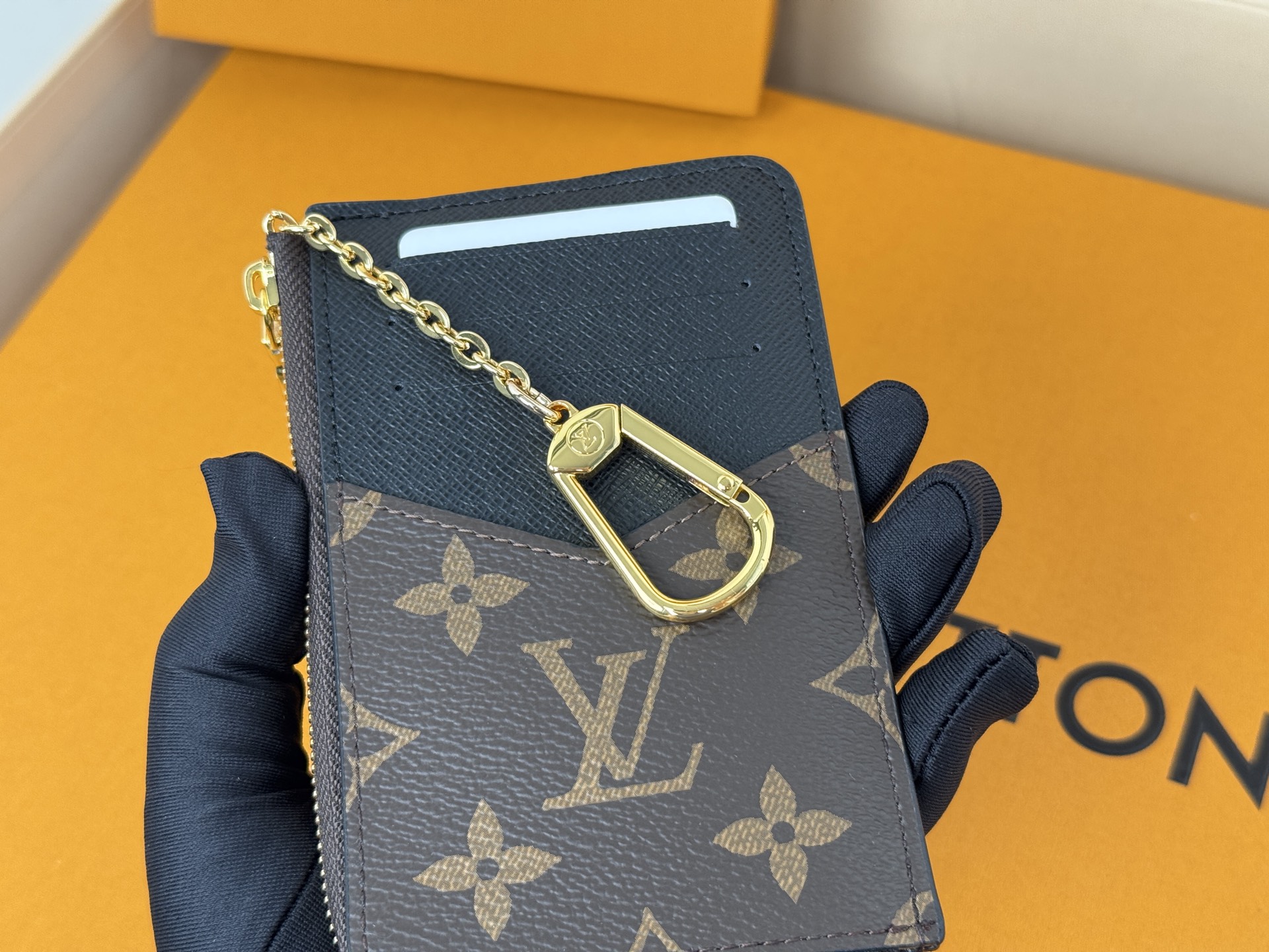 Louis Vuitton M69431颜色如图- Recto Verso 卡夹为 Monogram 帆布勾勒利落皮革饰边