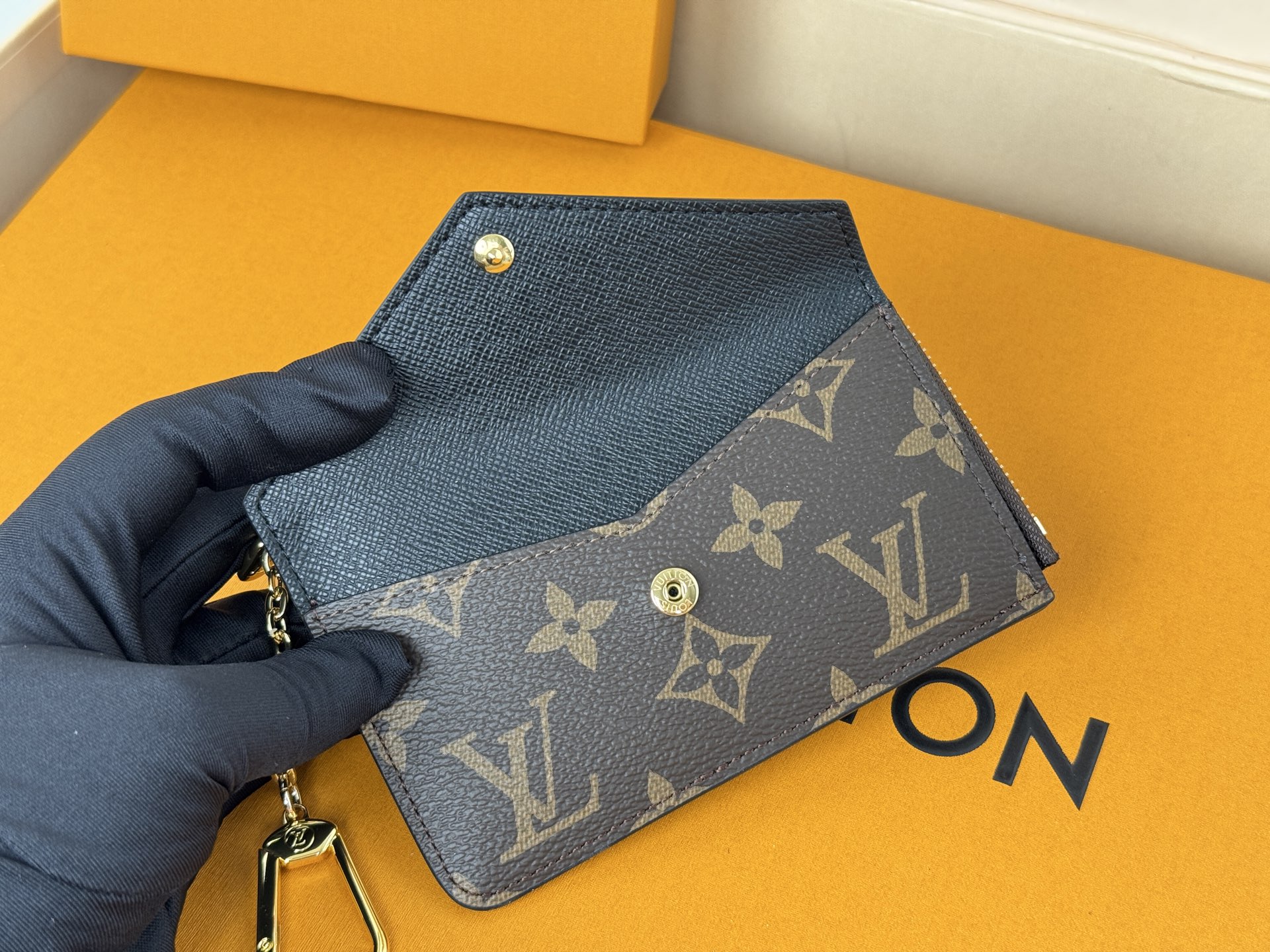 Louis Vuitton M69431颜色如图- Recto Verso 卡夹为 Monogram 帆布勾勒利落皮革饰边