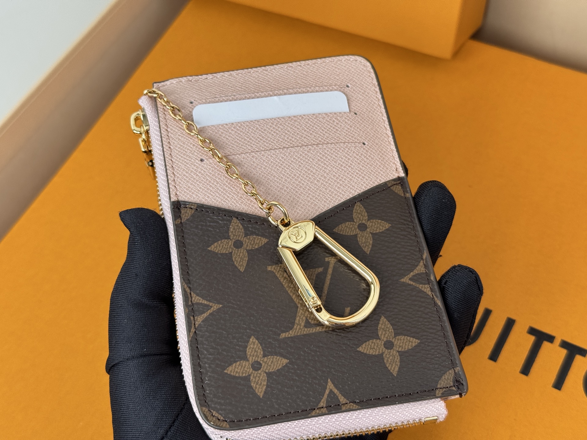 Louis Vuitton M69431颜色如图- Recto Verso 卡夹为 Monogram 帆布勾勒利落皮革饰边