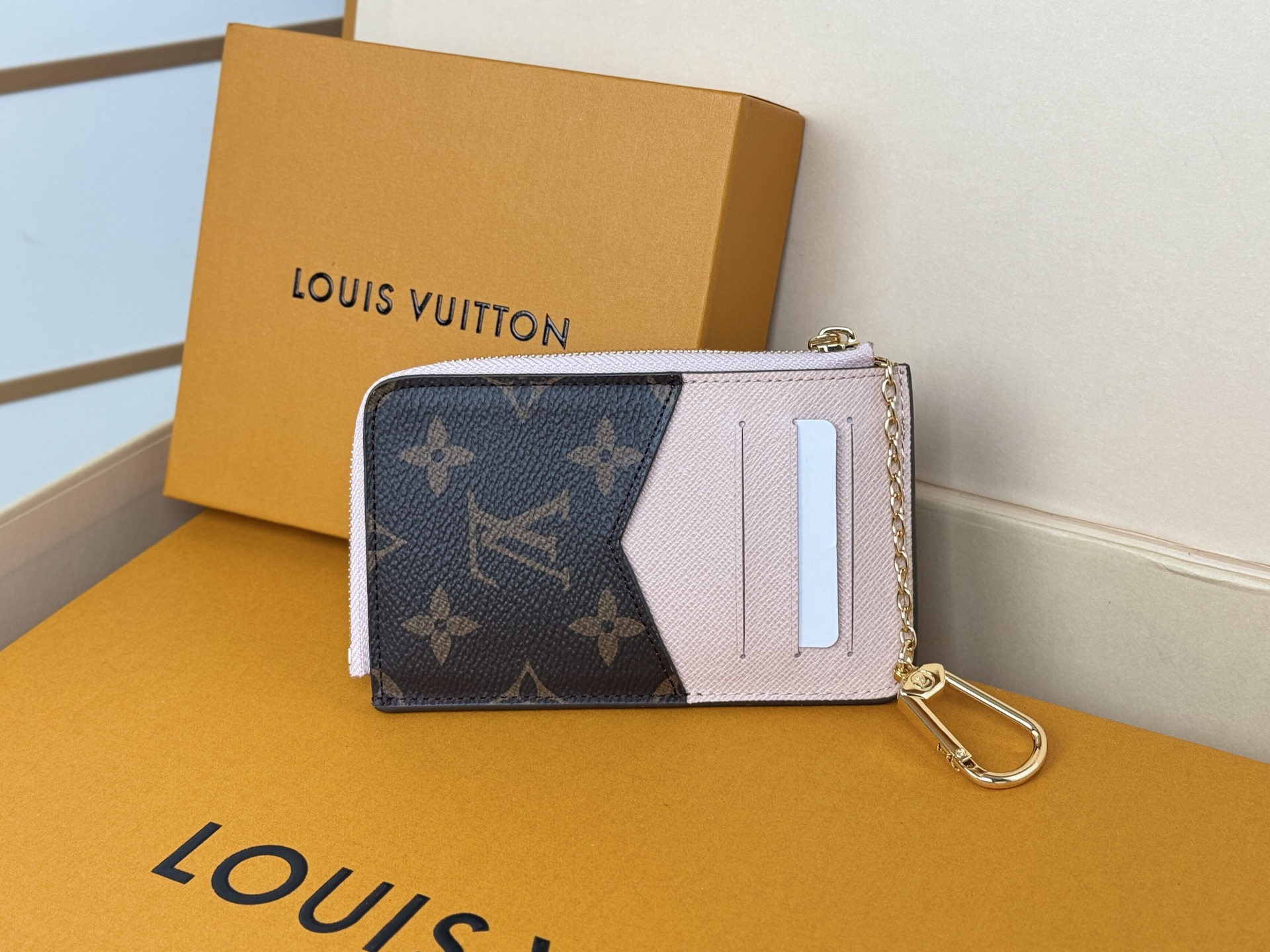 Louis Vuitton M69431颜色如图- Recto Verso 卡夹为 Monogram 帆布勾勒利落皮革饰边