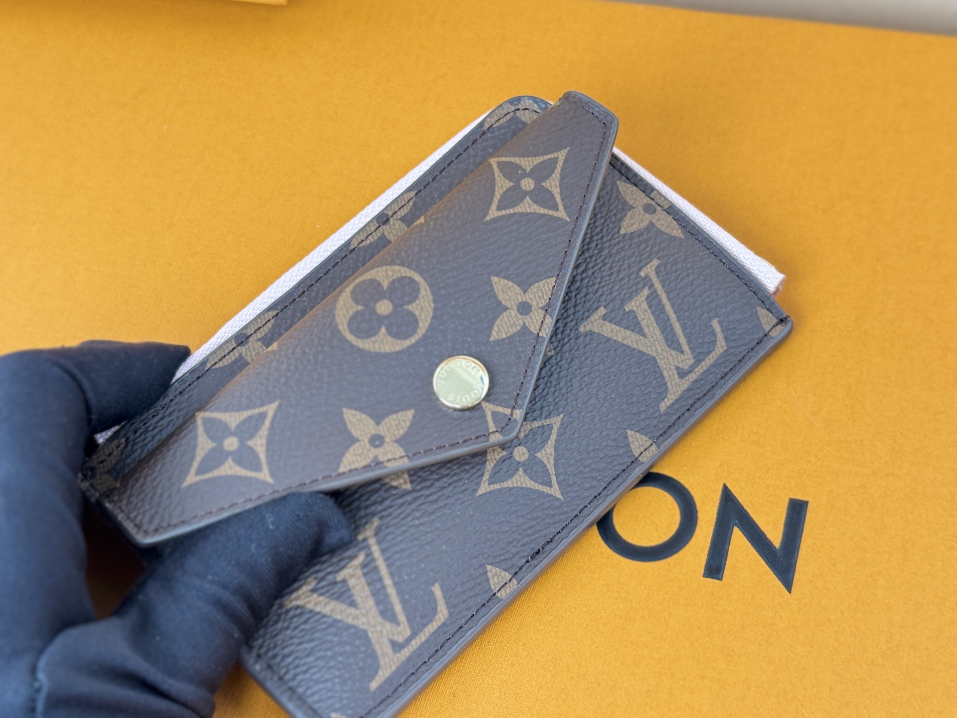 Louis Vuitton M69431颜色如图- Recto Verso 卡夹为 Monogram 帆布勾勒利落皮革饰边