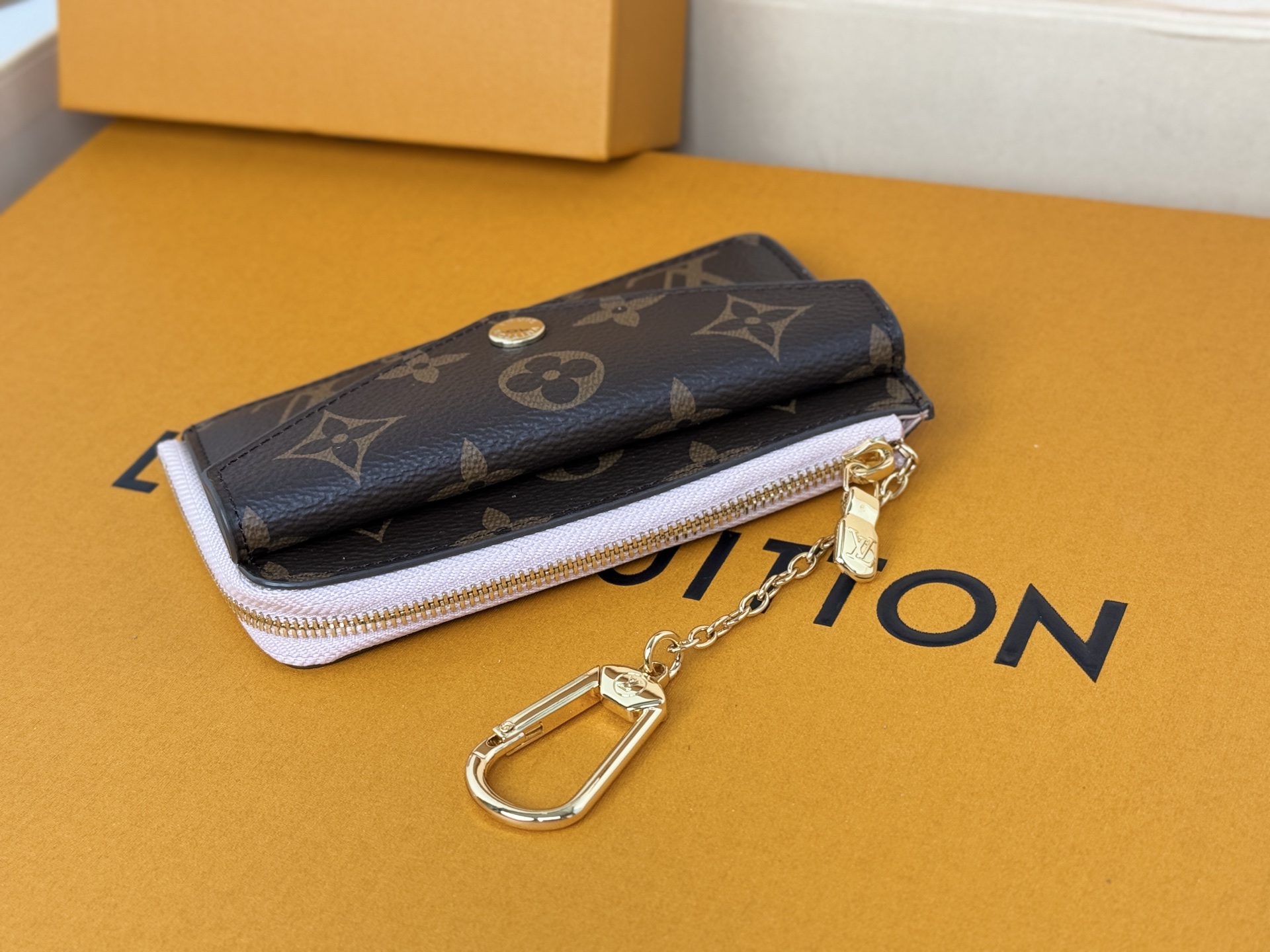 Louis Vuitton M69431颜色如图- Recto Verso 卡夹为 Monogram 帆布勾勒利落皮革饰边