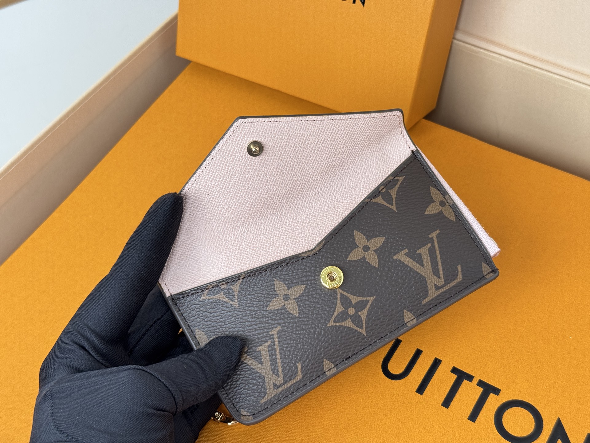 Louis Vuitton M69431颜色如图- Recto Verso 卡夹为 Monogram 帆布勾勒利落皮革饰边