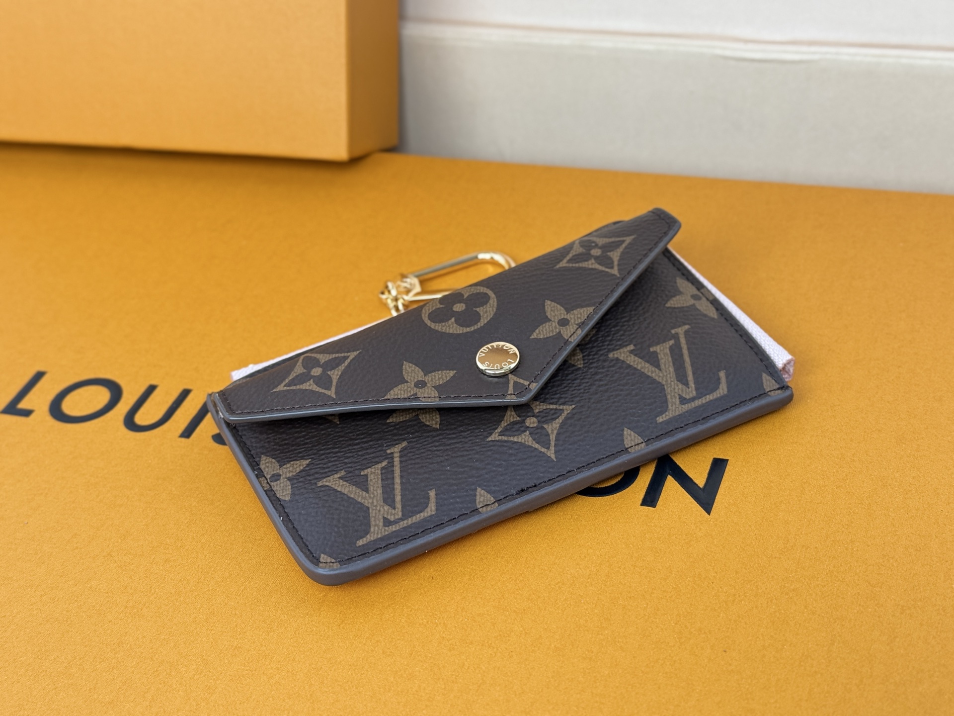 Louis Vuitton M69431颜色如图- Recto Verso 卡夹为 Monogram 帆布勾勒利落皮革饰边