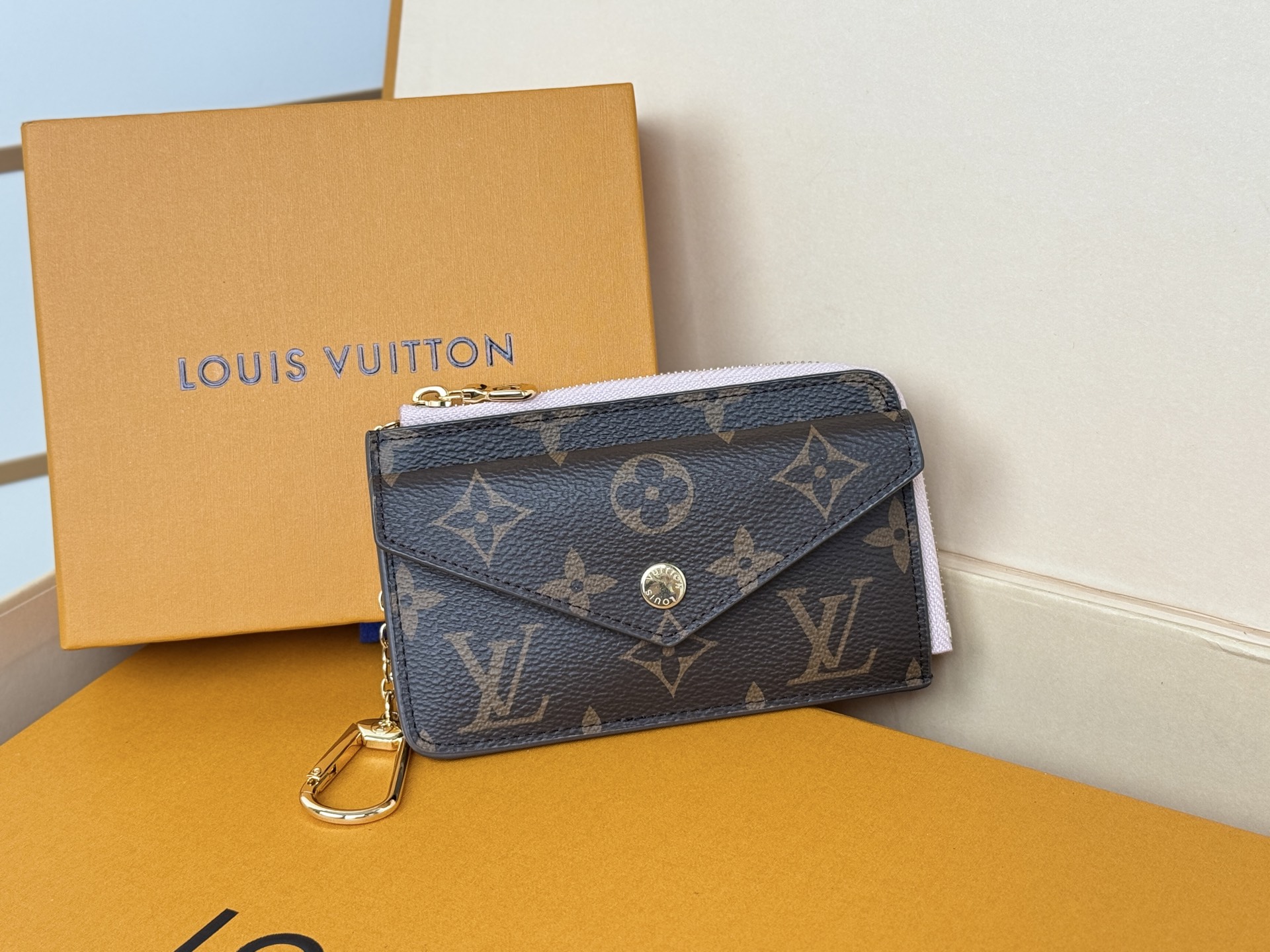 Louis Vuitton M69431颜色如图- Recto Verso 卡夹为 Monogram 帆布勾勒利落皮革饰边