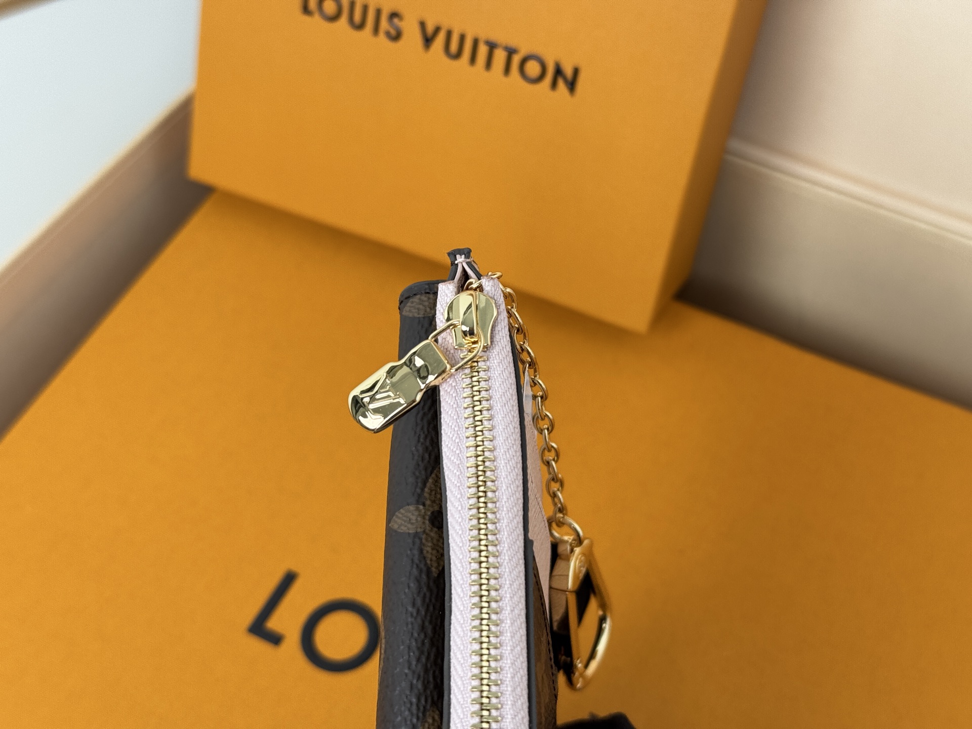 Louis Vuitton M69431颜色如图- Recto Verso 卡夹为 Monogram 帆布勾勒利落皮革饰边