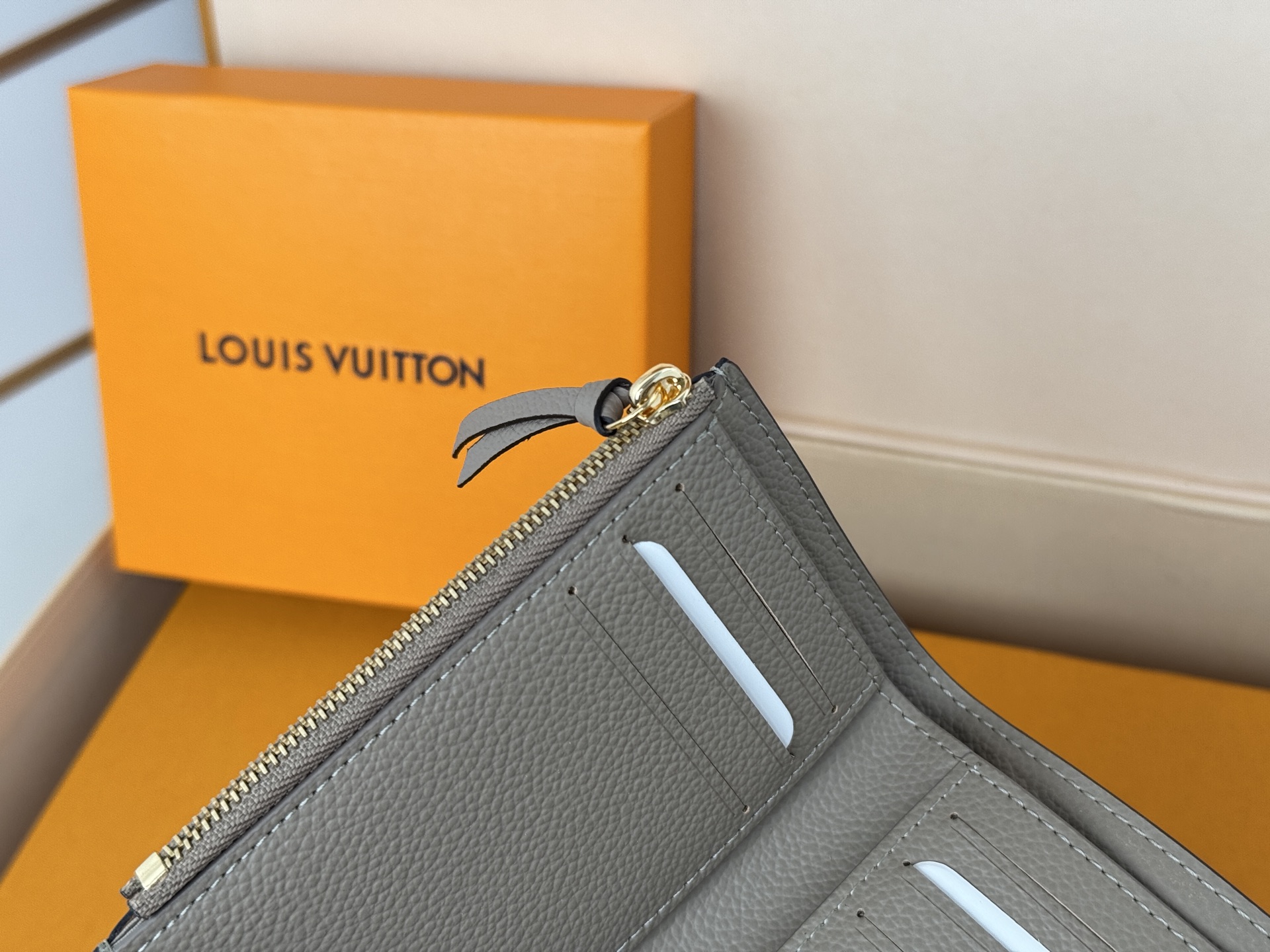 Louis Vuitton M81861杏色 這款Victorine錢包採用柔軟的粒面Monogram