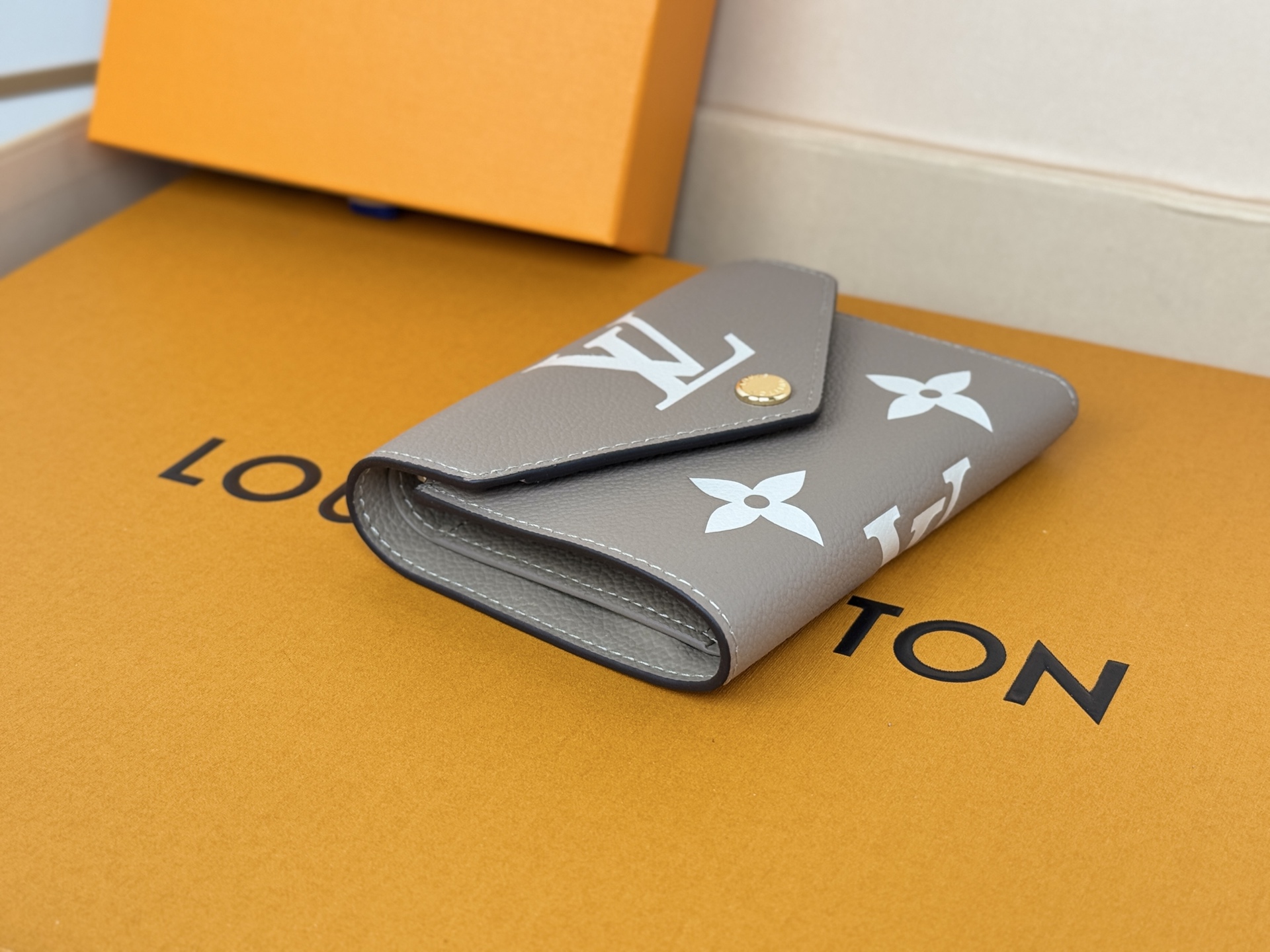 Louis Vuitton M81861杏色 這款Victorine錢包採用柔軟的粒面Monogram