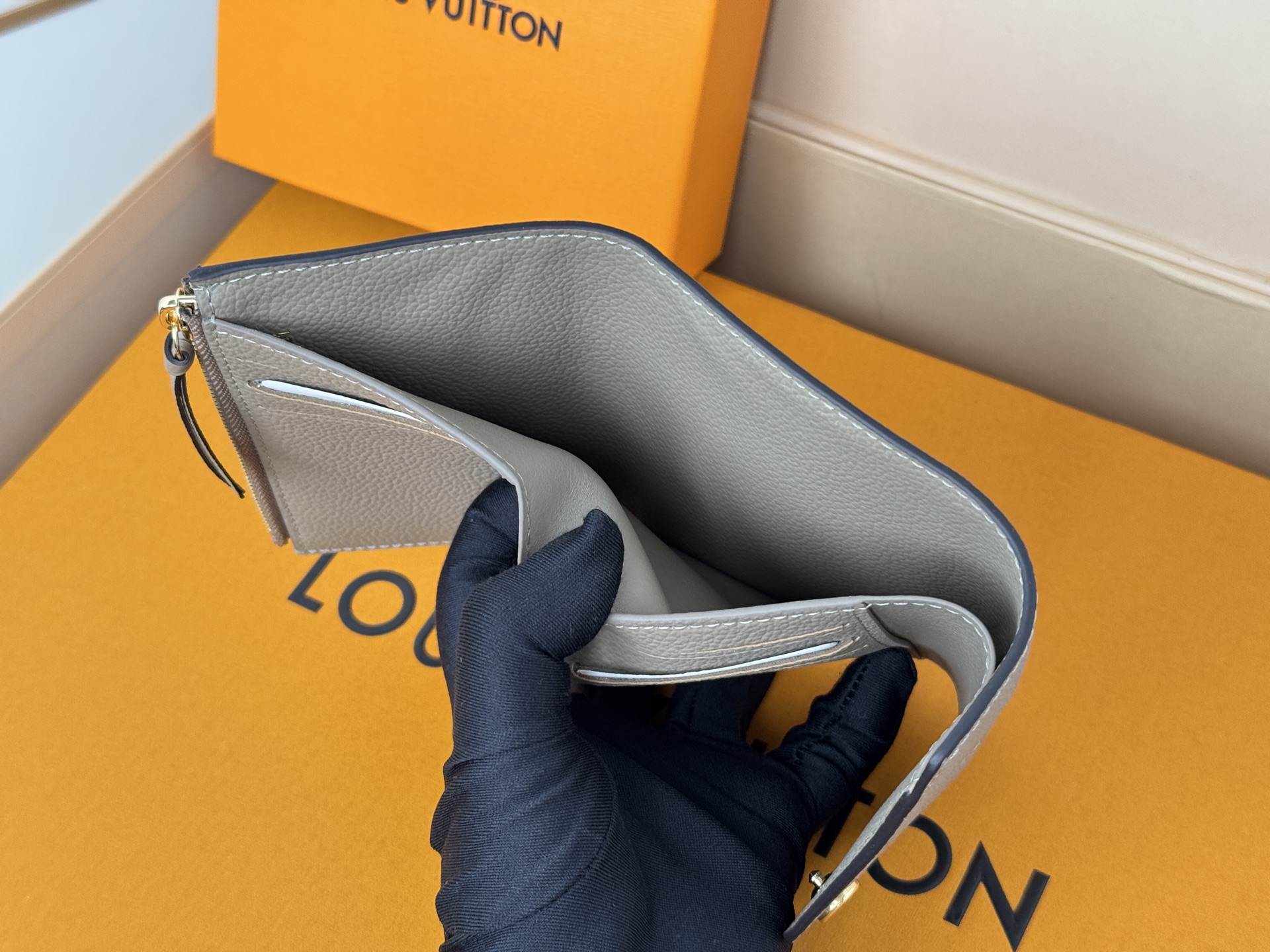Louis Vuitton M81861杏色 這款Victorine錢包採用柔軟的粒面Monogram