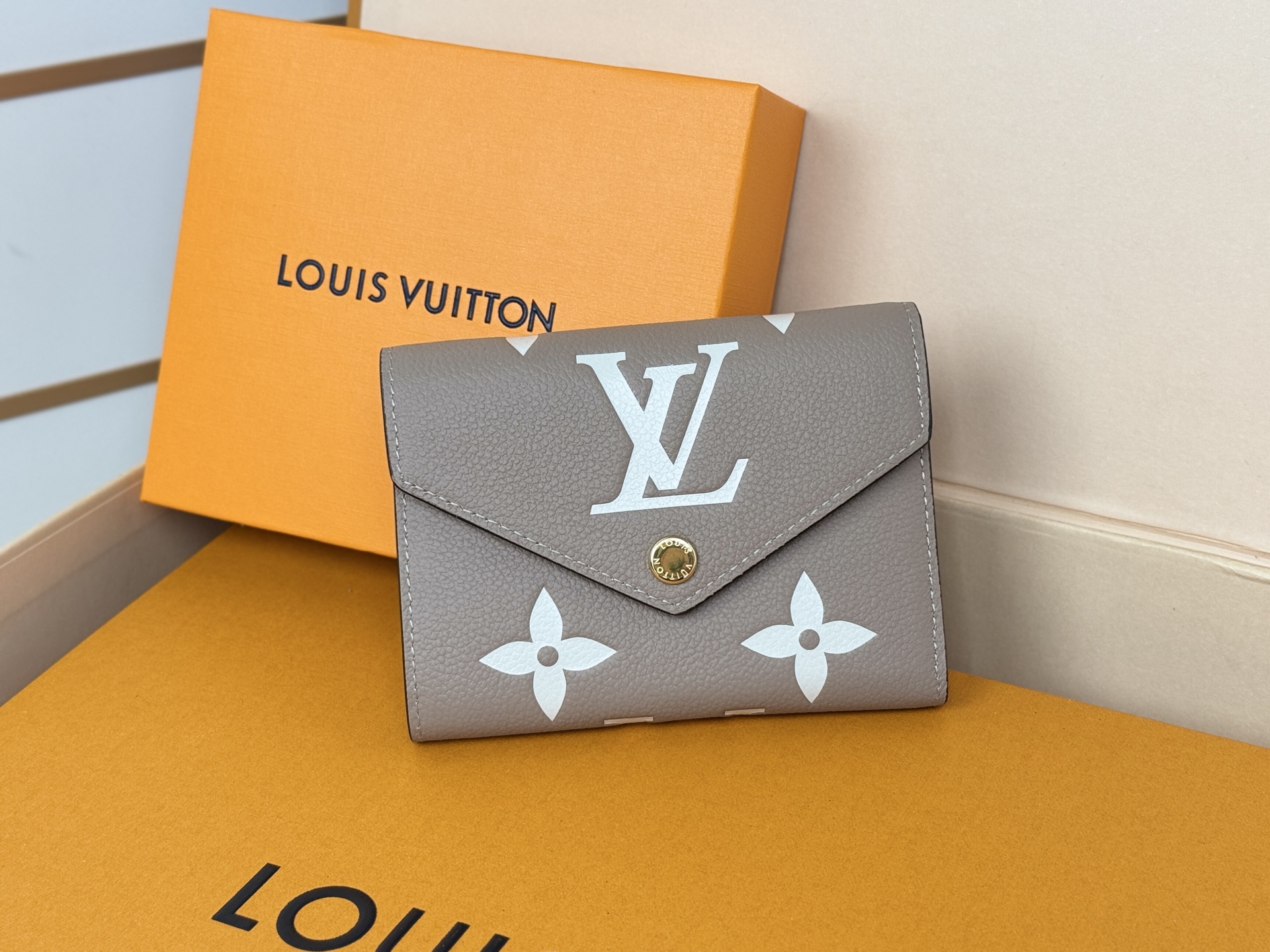 Louis Vuitton M81861杏色 這款Victorine錢包採用柔軟的粒面Monogram